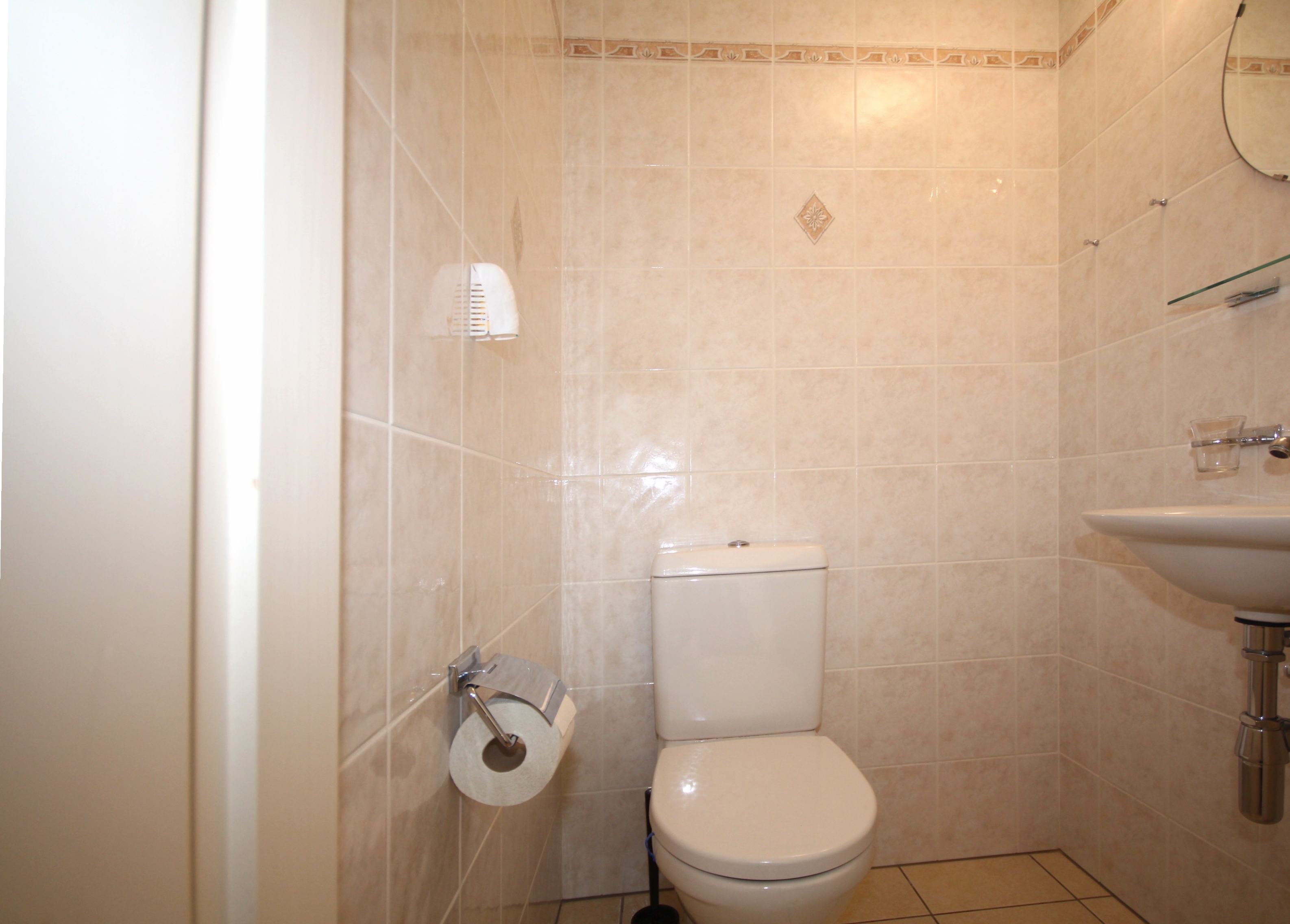 Kleines Badezimmer mit WC