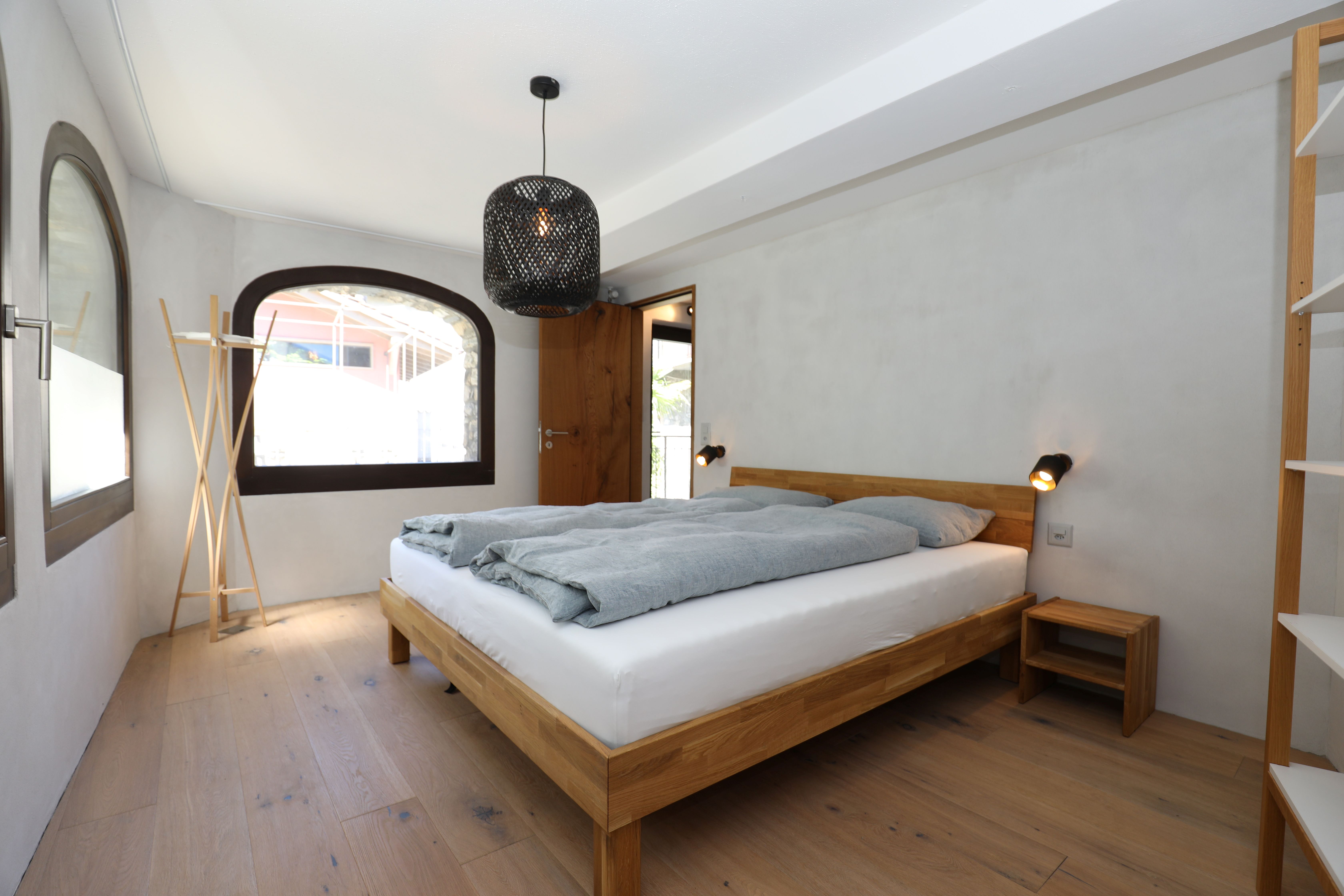 Helles Schlafzimmer mit Holzmöbeln