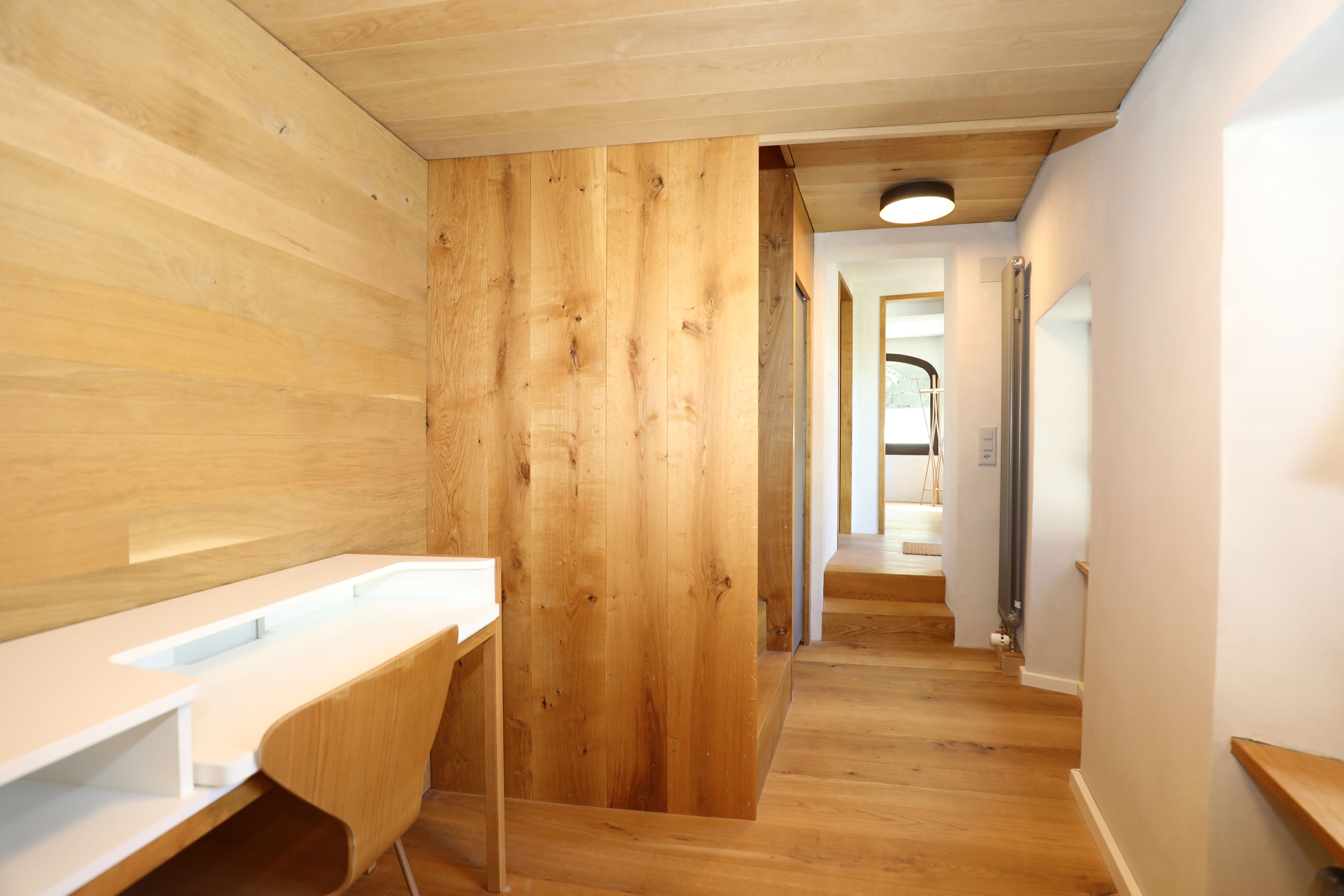 Heller Flur mit Holzverkleidung