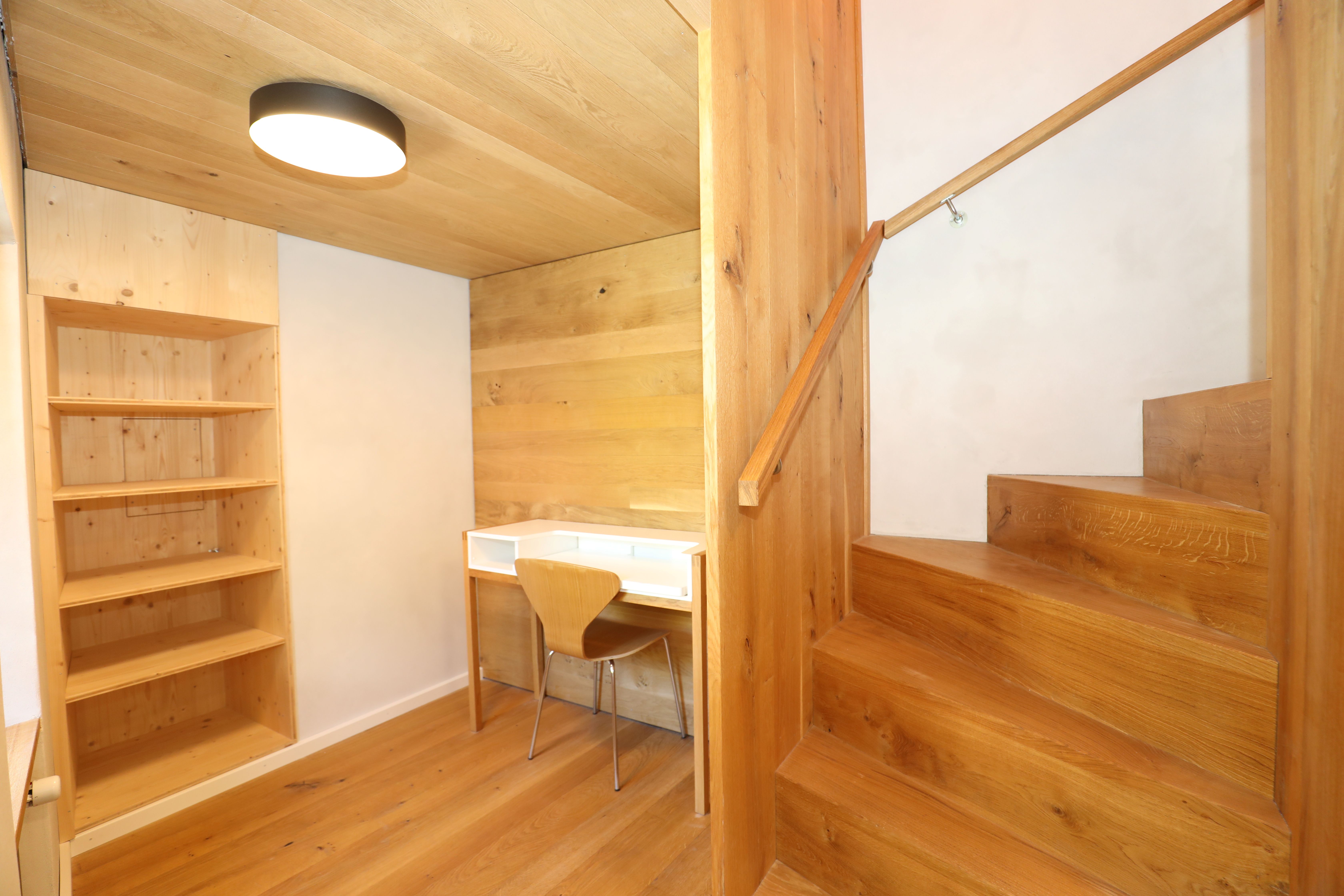 Holzverkleideter Treppenbereich mit Arbeitsnische