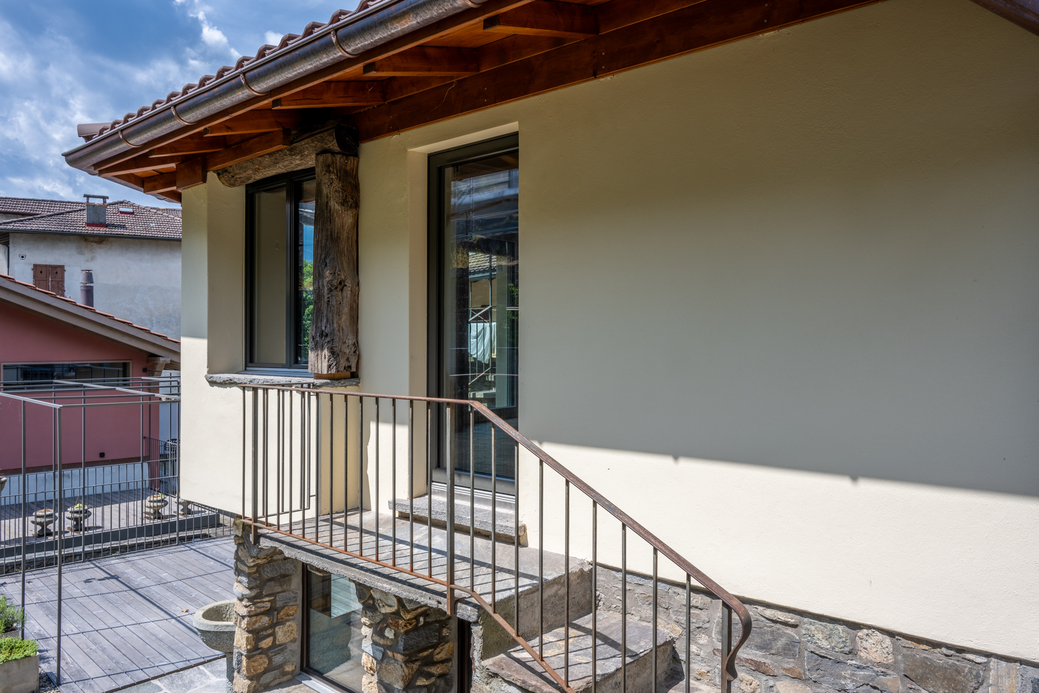 Balkon- und Fassadenansicht eines Wohnhauses