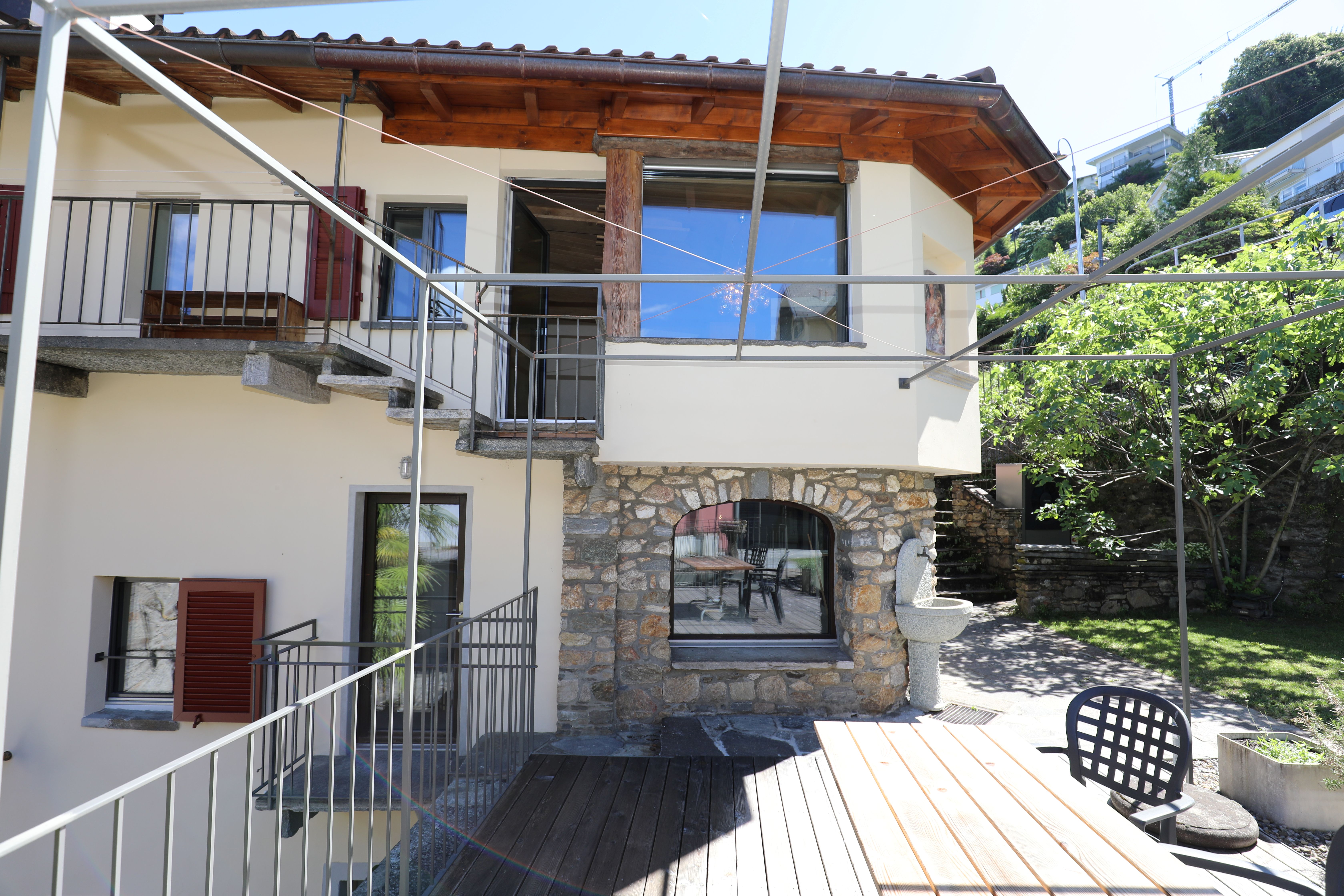 Außenansicht eines Hauses mit Terrasse