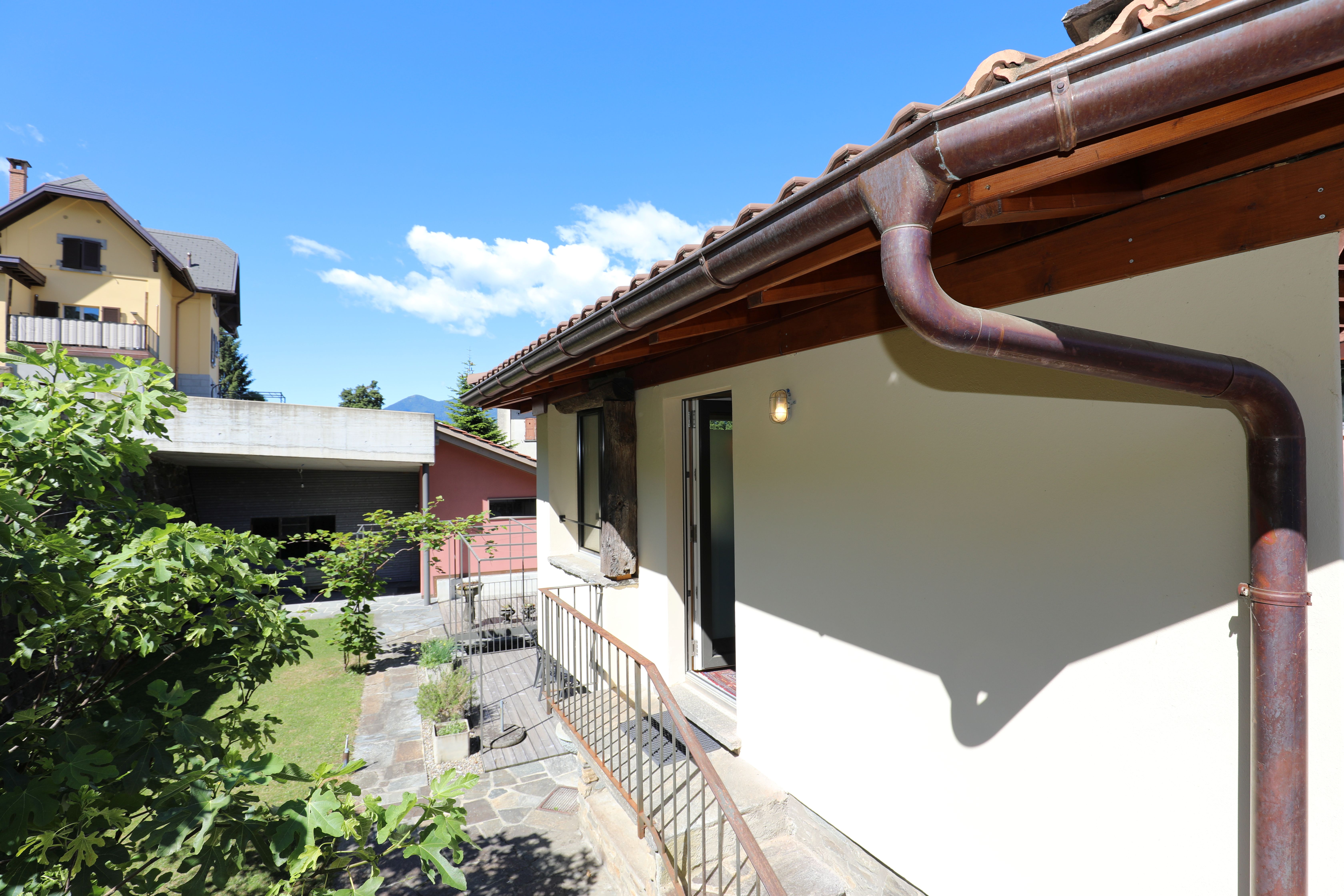 Außenansicht mit Garten und Terrassenbereich