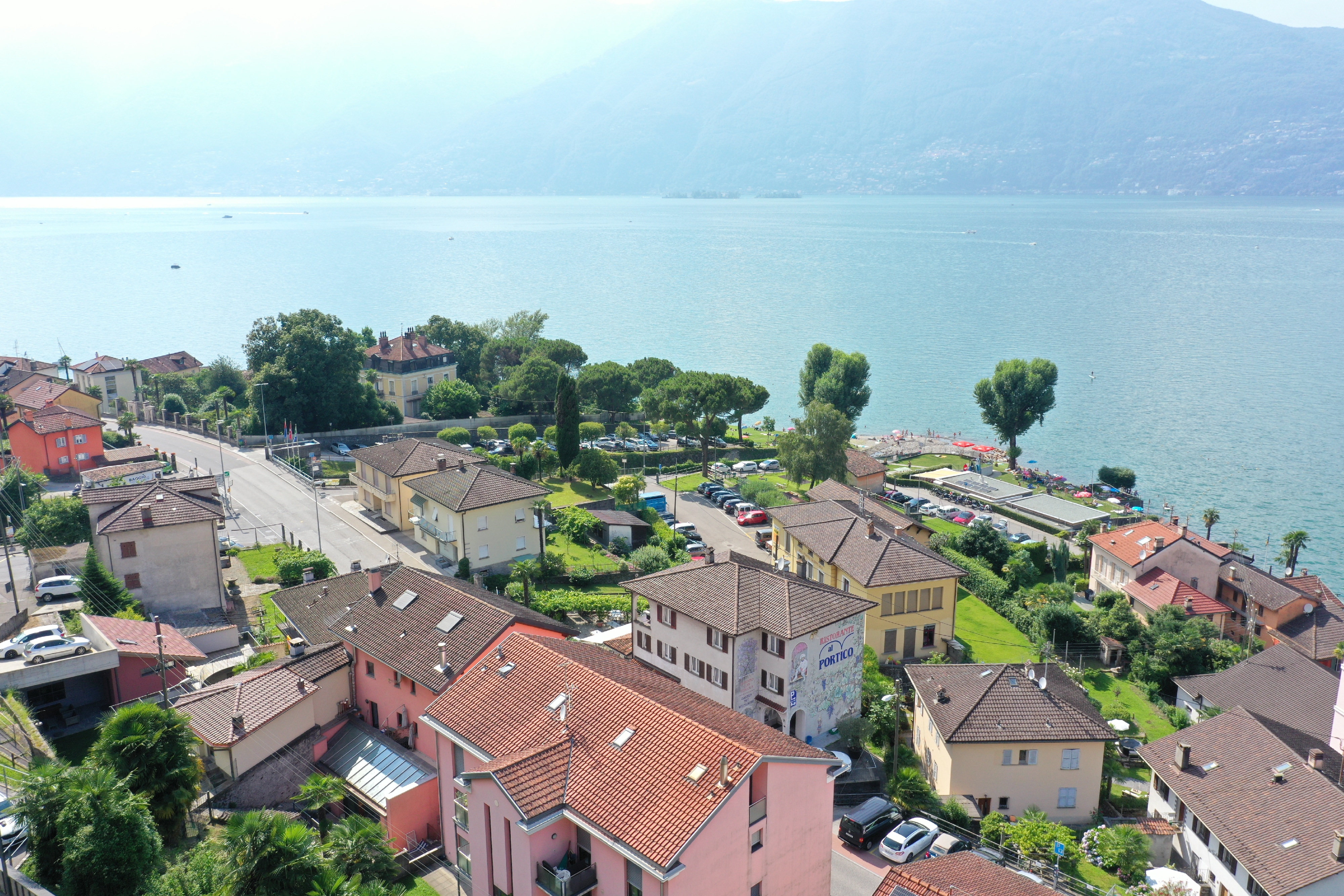 Luftaufnahme eines See- und Wohngebiets mit Bergblick