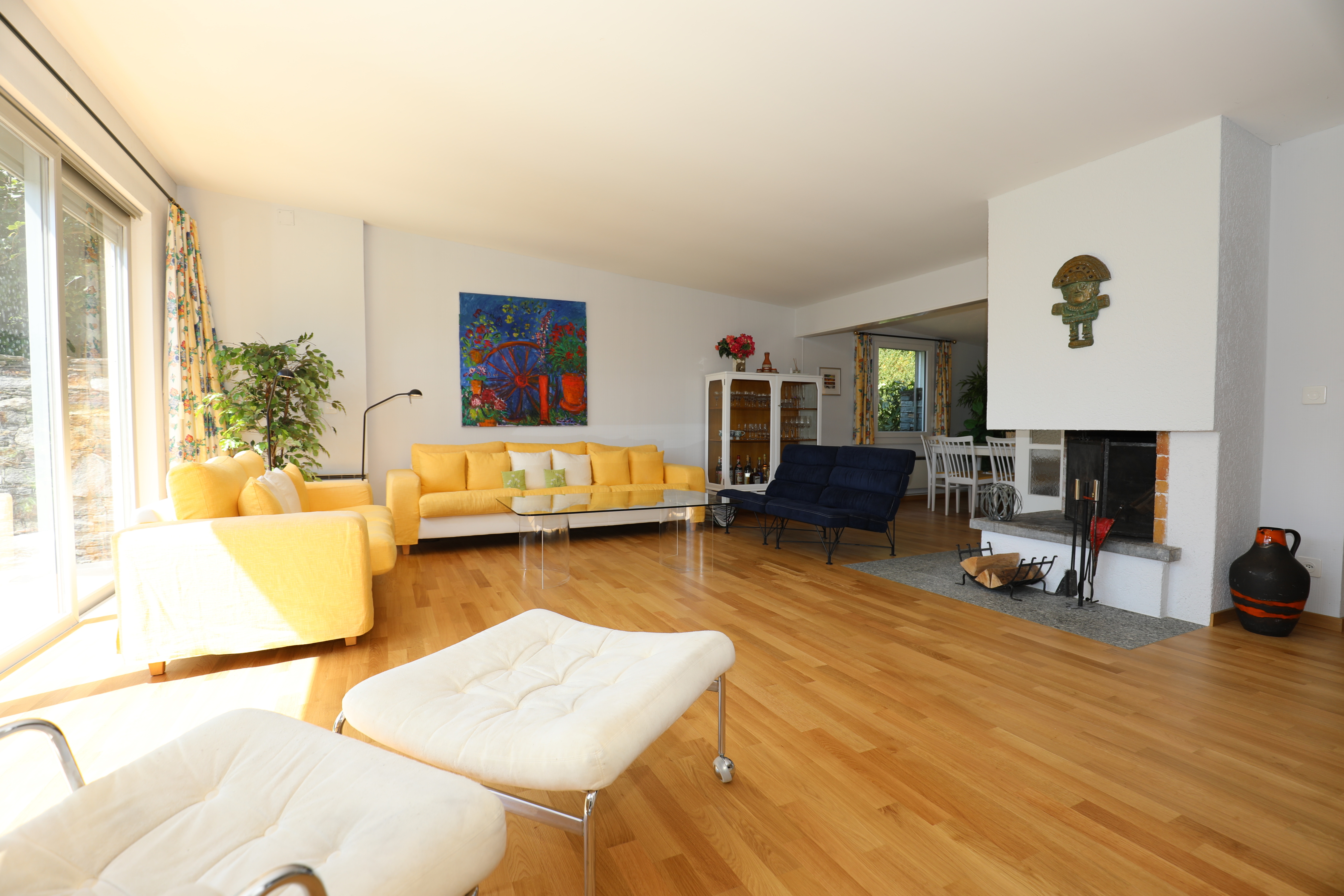 Helles Wohnzimmer mit Kamin