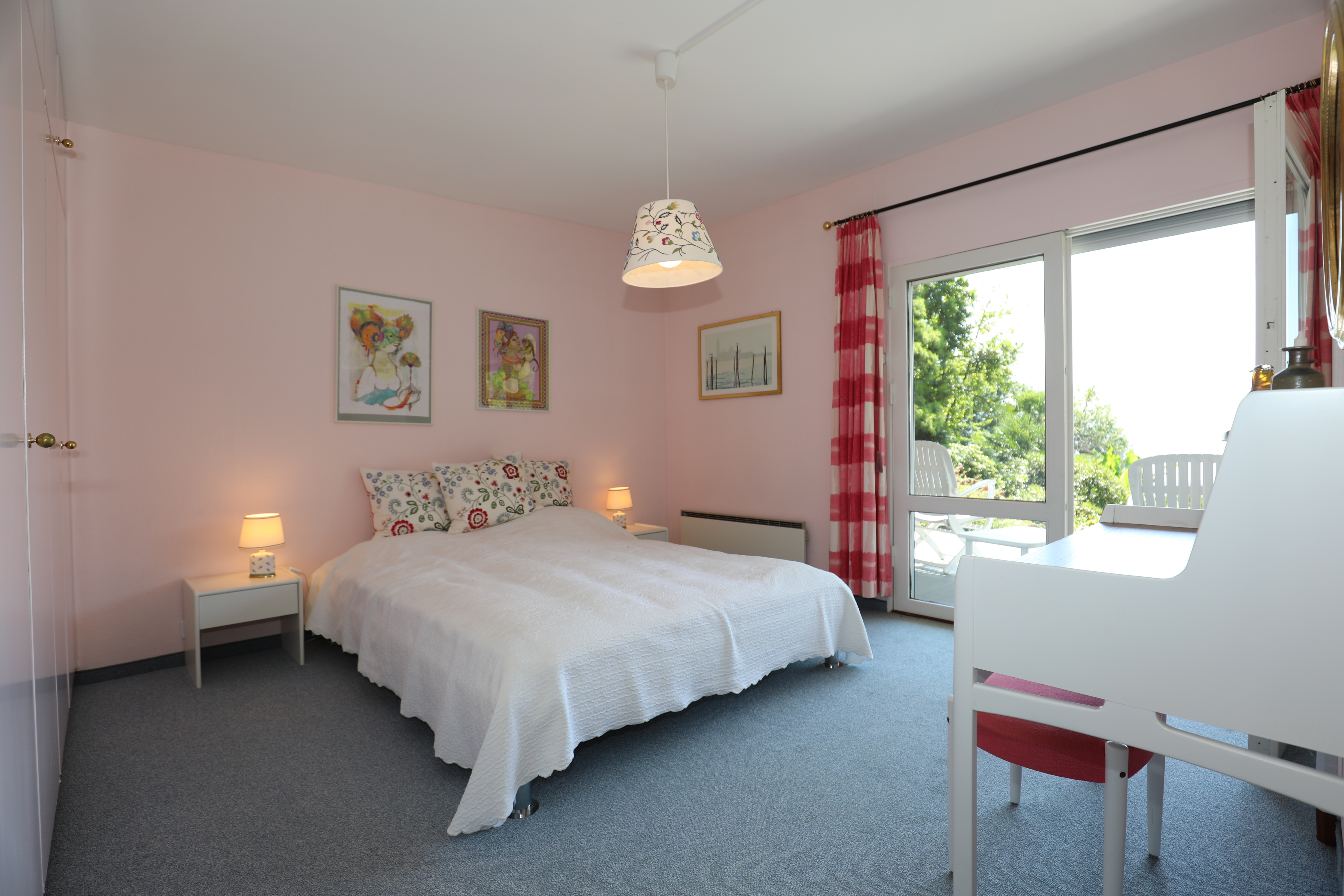Helles Schlafzimmer in Rosa