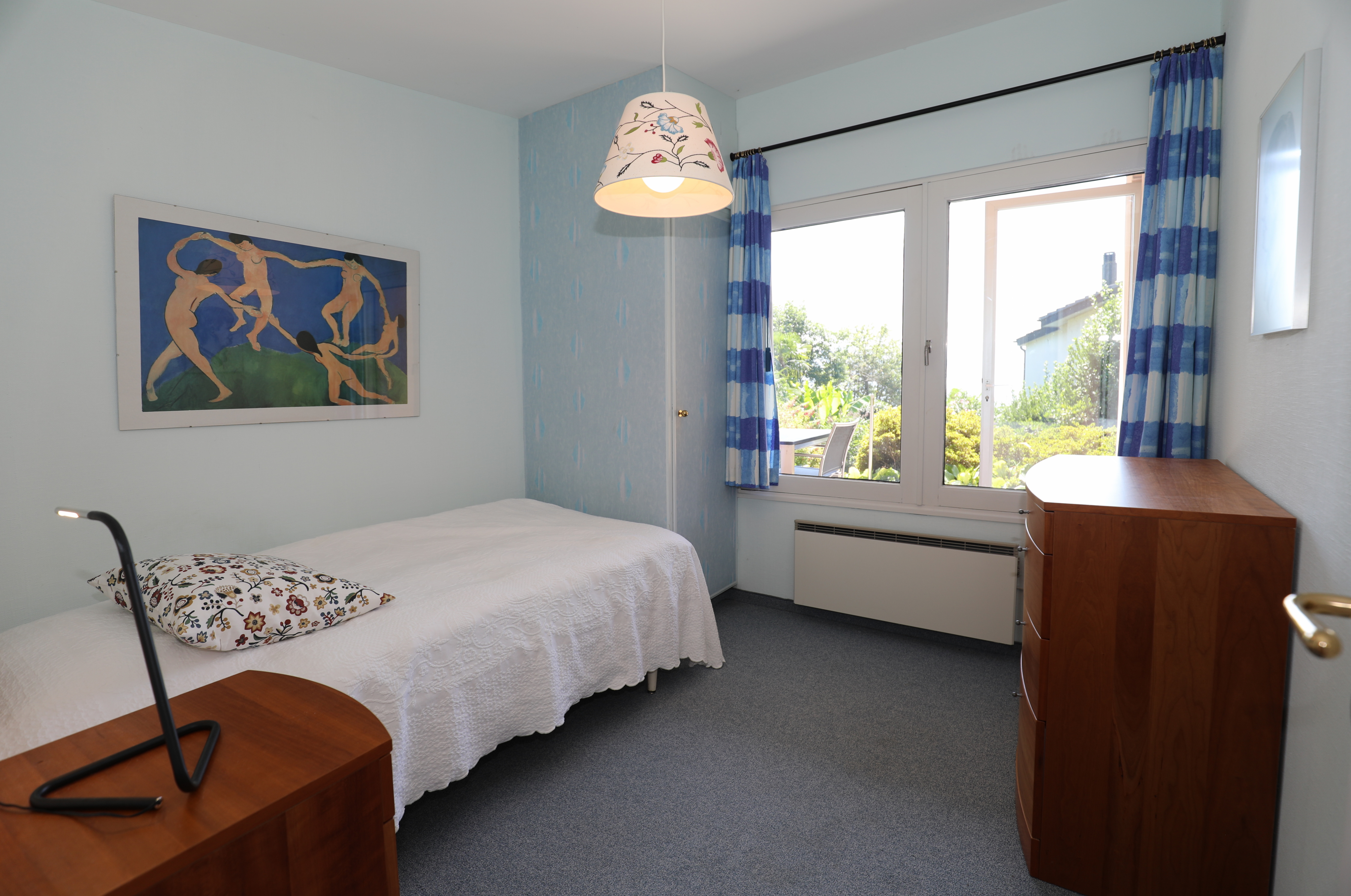 Helles Schlafzimmer mit Einzelbett