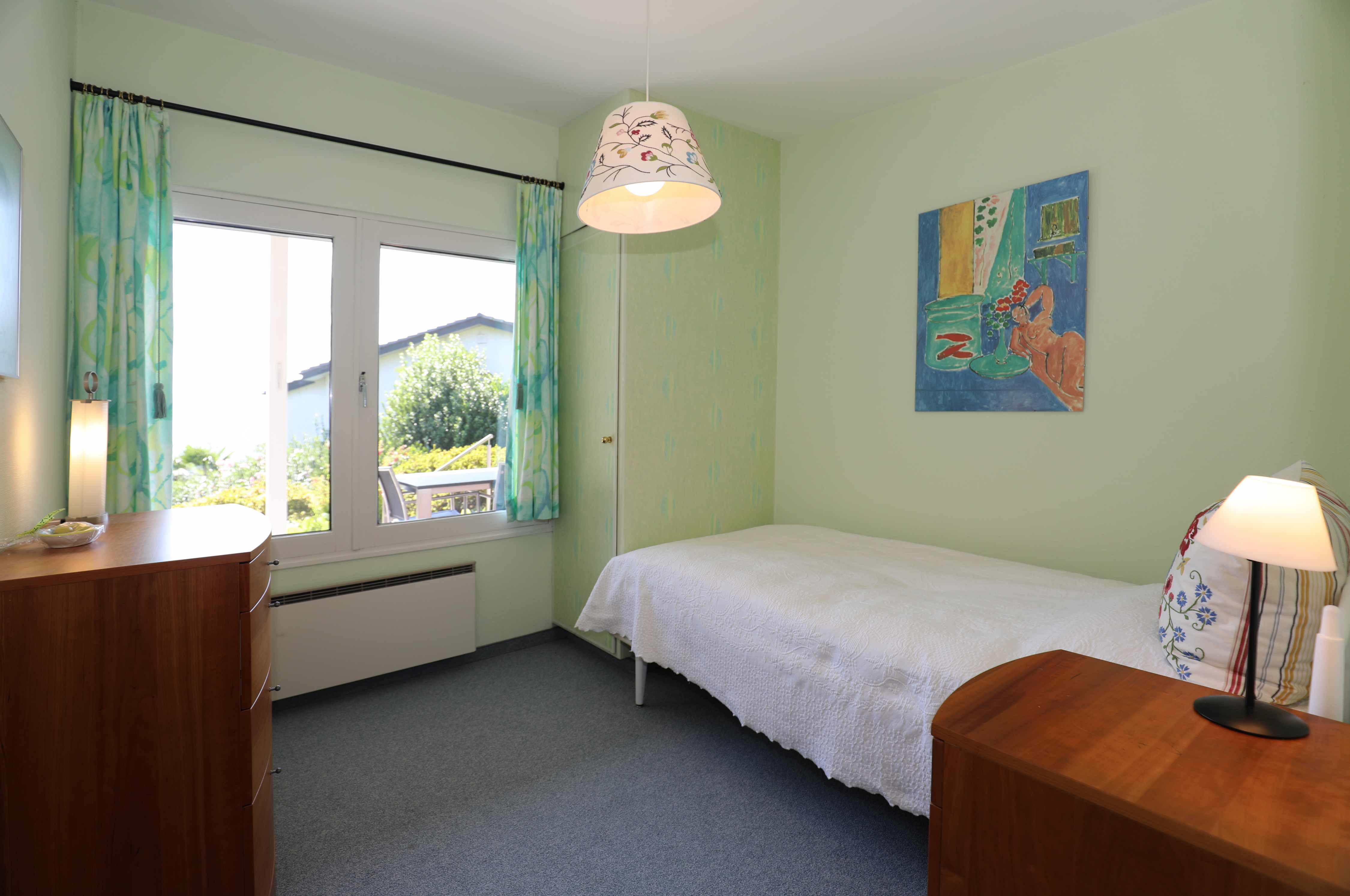 Helles Schlafzimmer mit Einzelbett