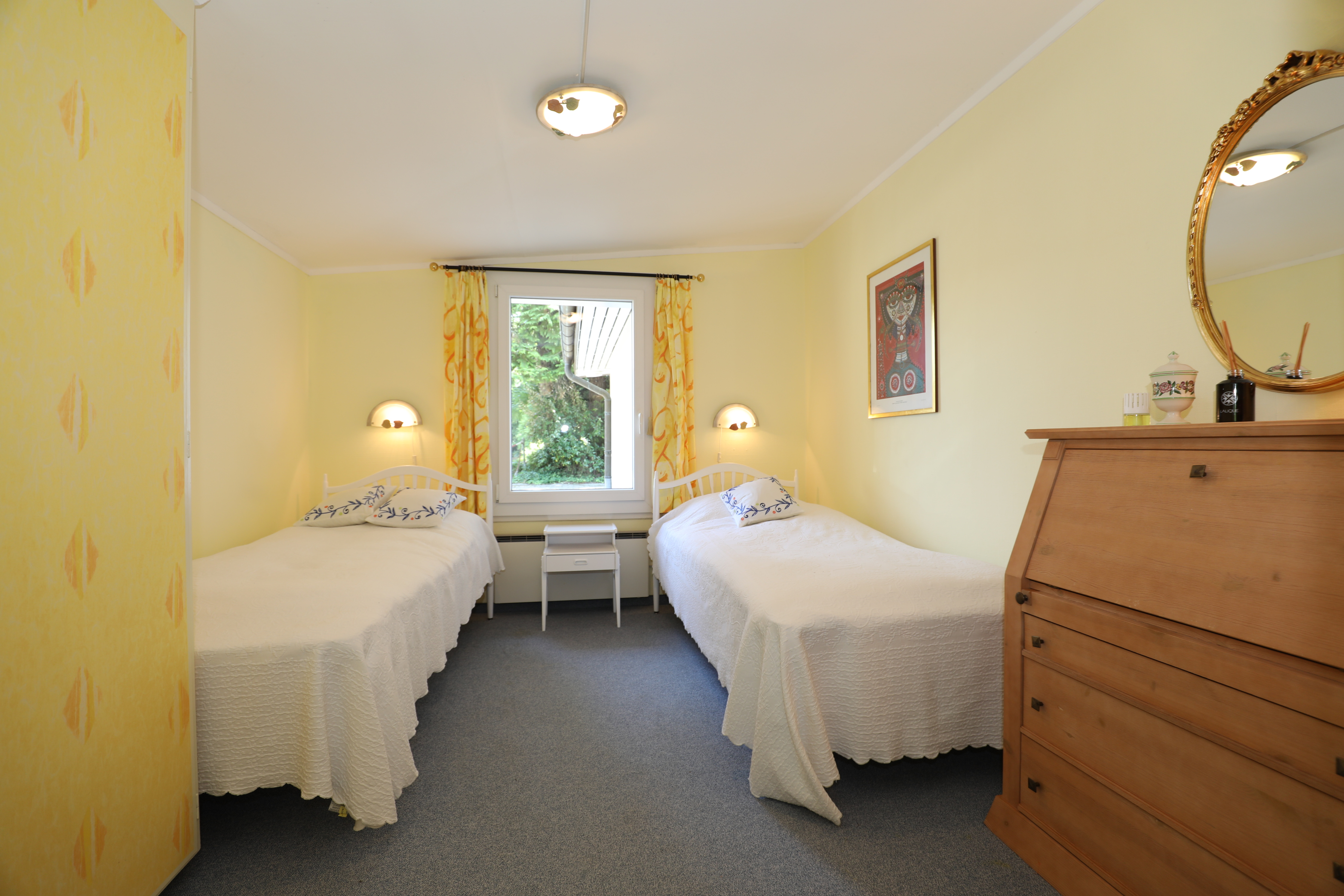 Zweibettzimmer mit hellem, freundlichem Interieur