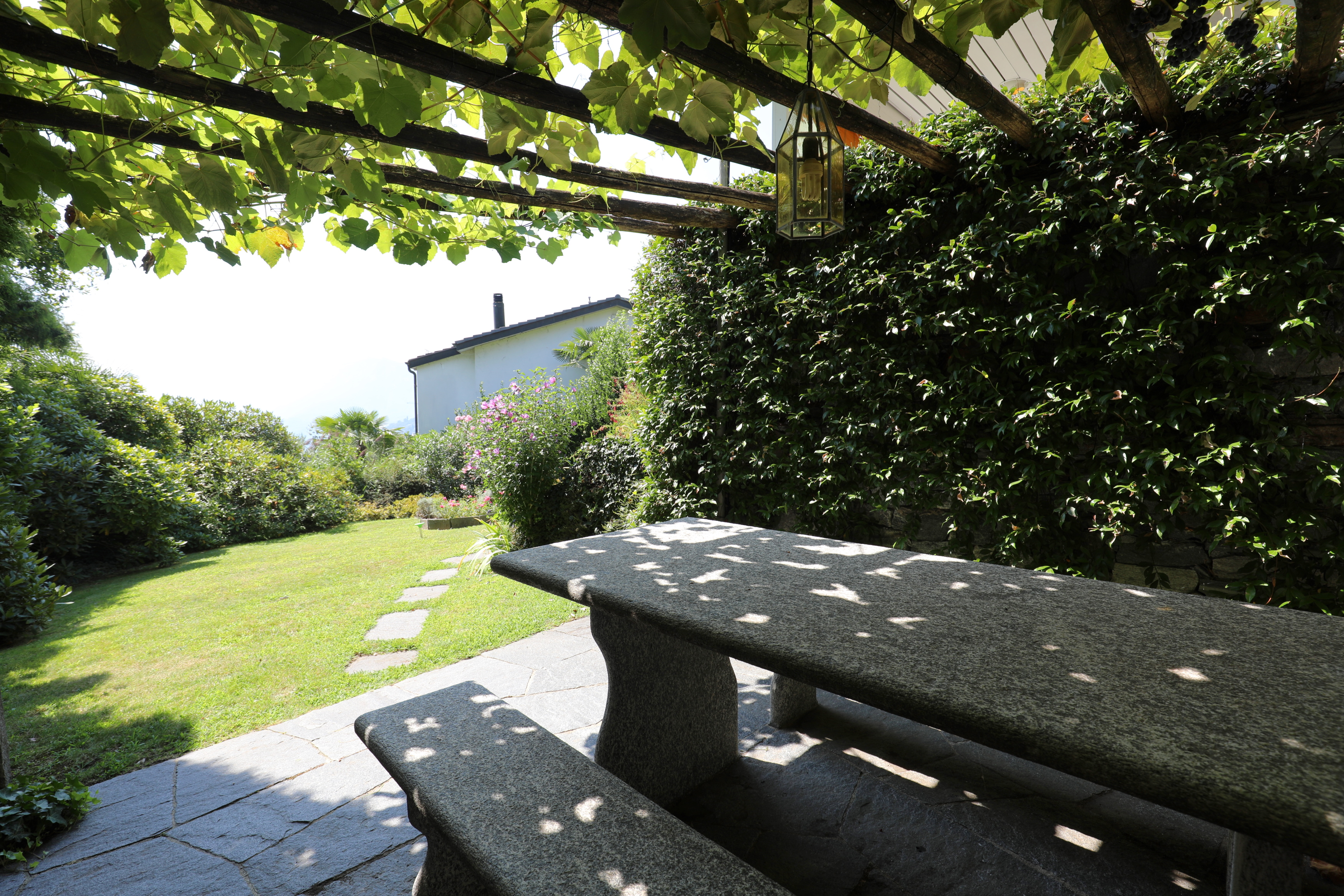 Garten mit Pergola und Steintisch