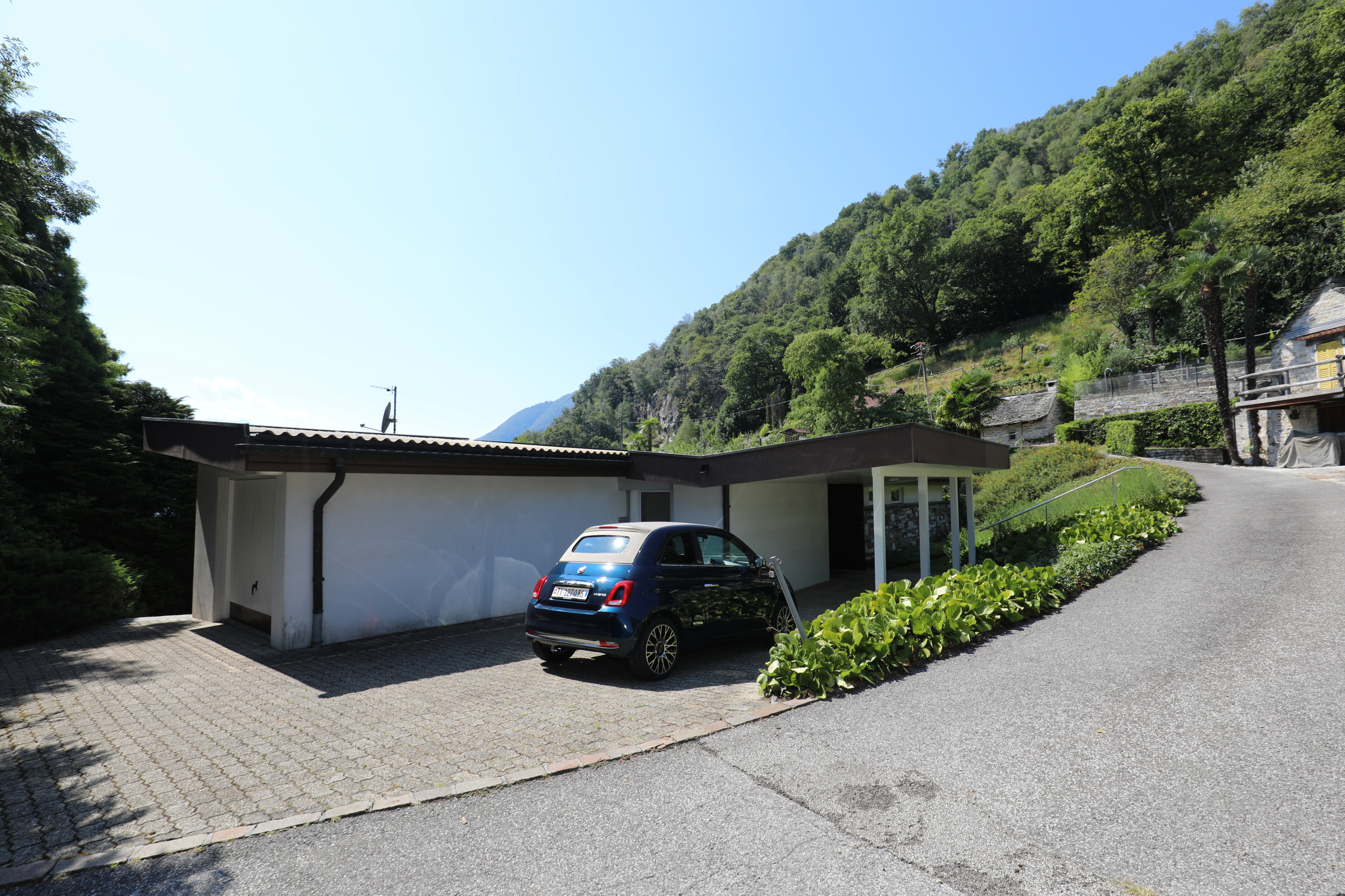 Modernes Haus an Hanglage mit Zufahrt