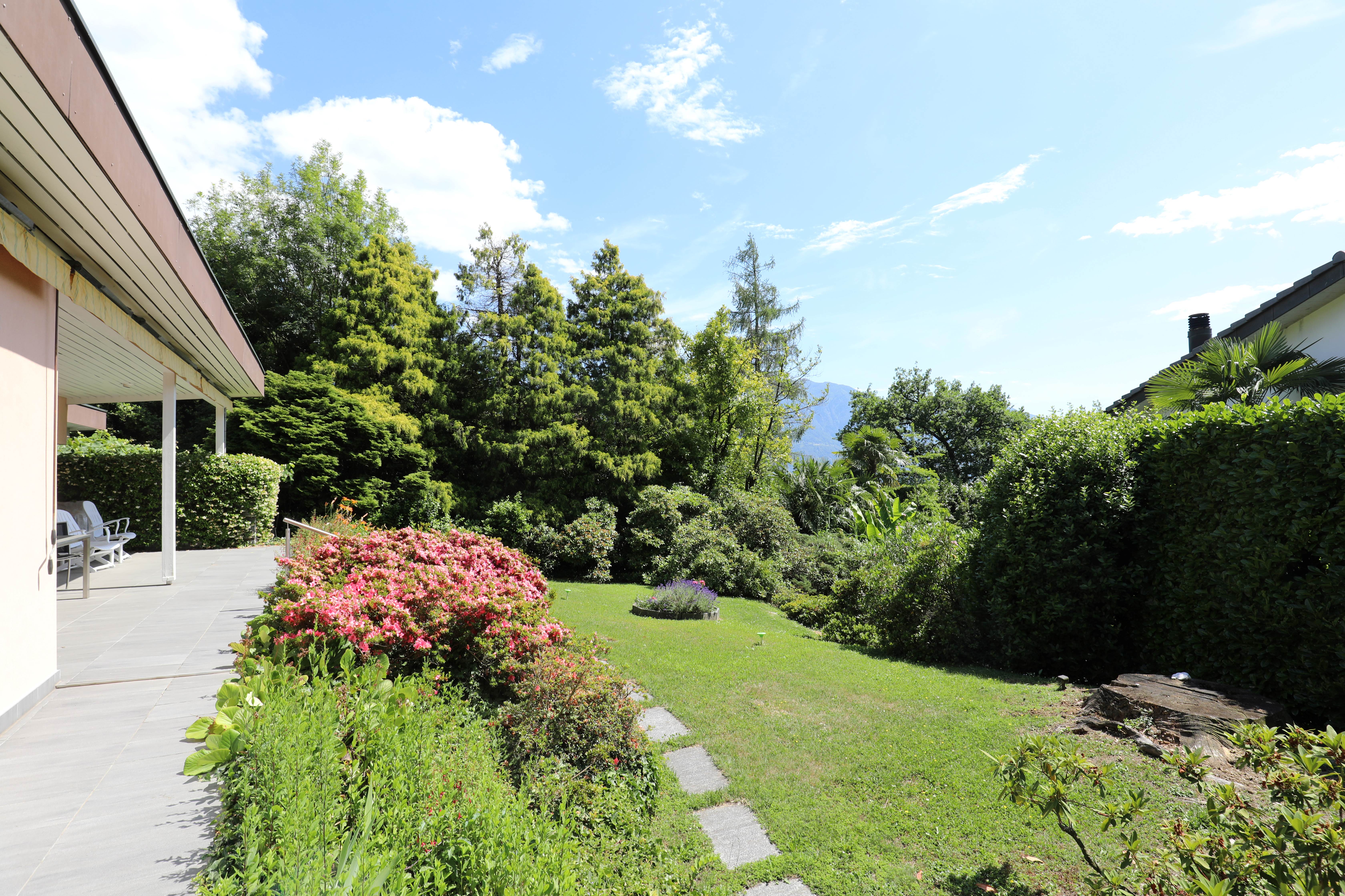 Gartenansicht mit Terrasse