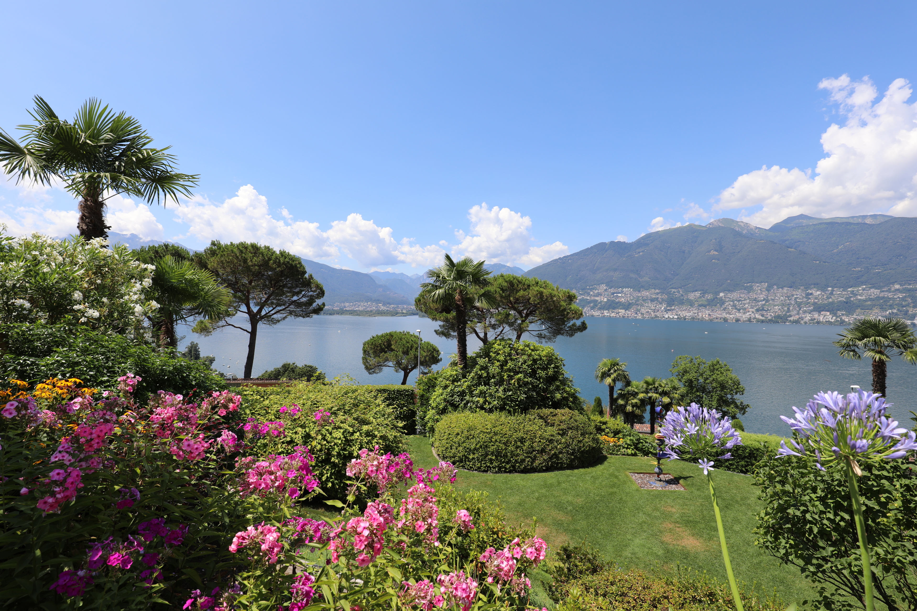 See- und Bergblick mit üppigem Garten