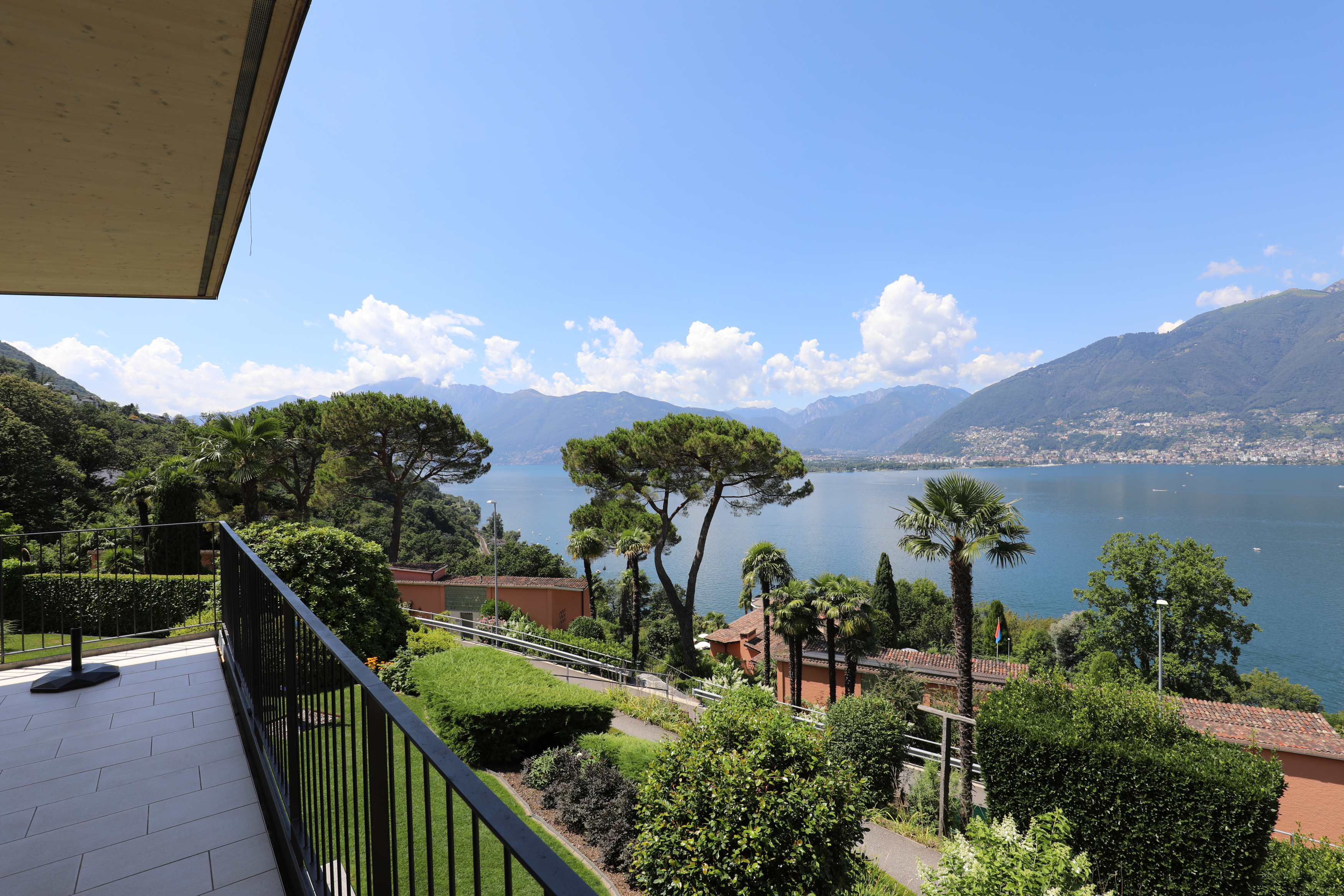 Balkon mit Seeblick und Bergen