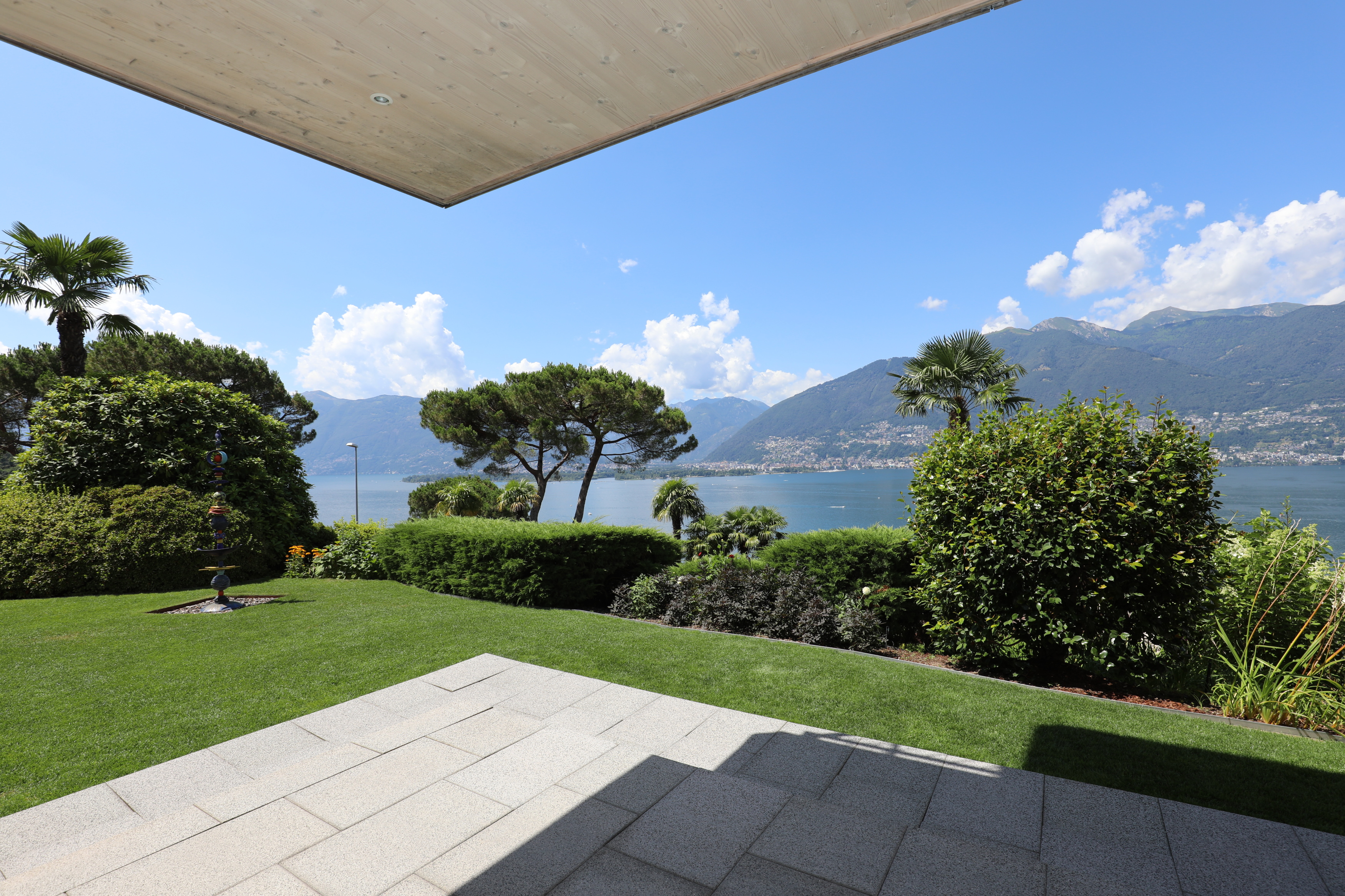 Terrasse mit Seeblick und Bergpanorama