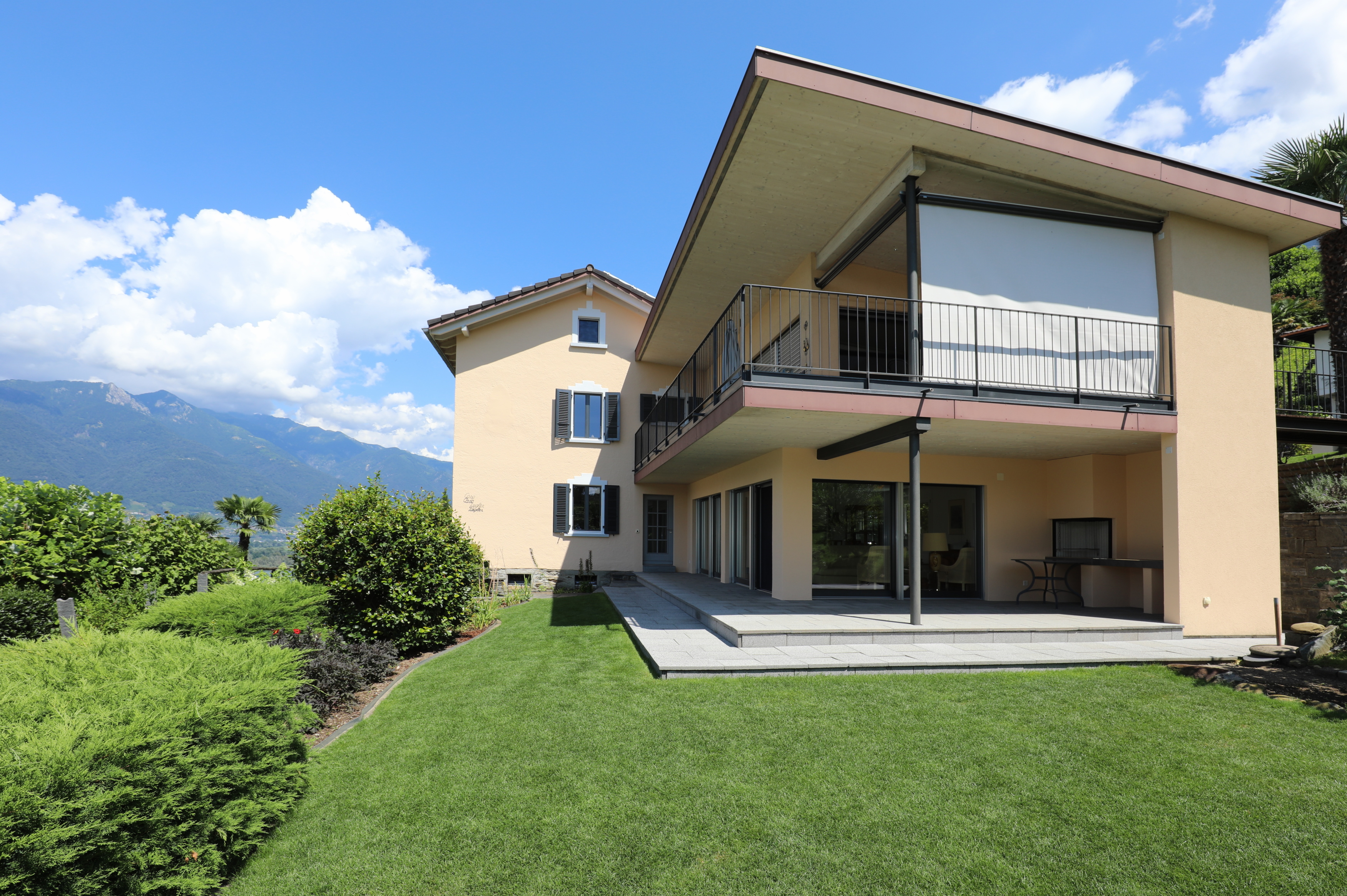 Modernes Einfamilienhaus mit Balkon und Garten