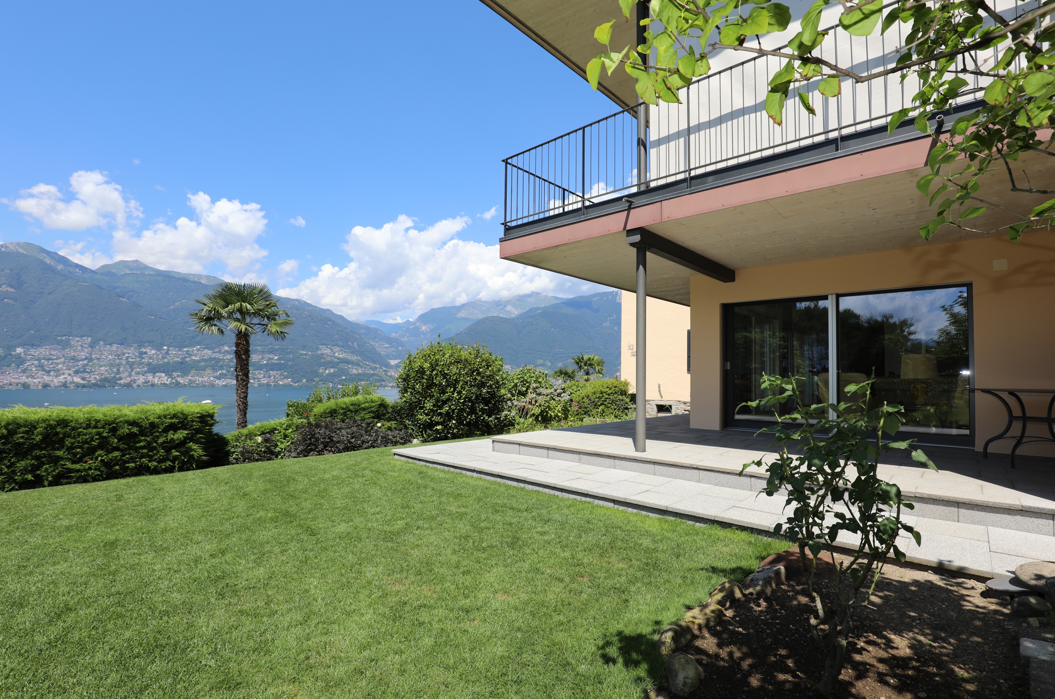 Außenansicht mit Seeblick und Garten