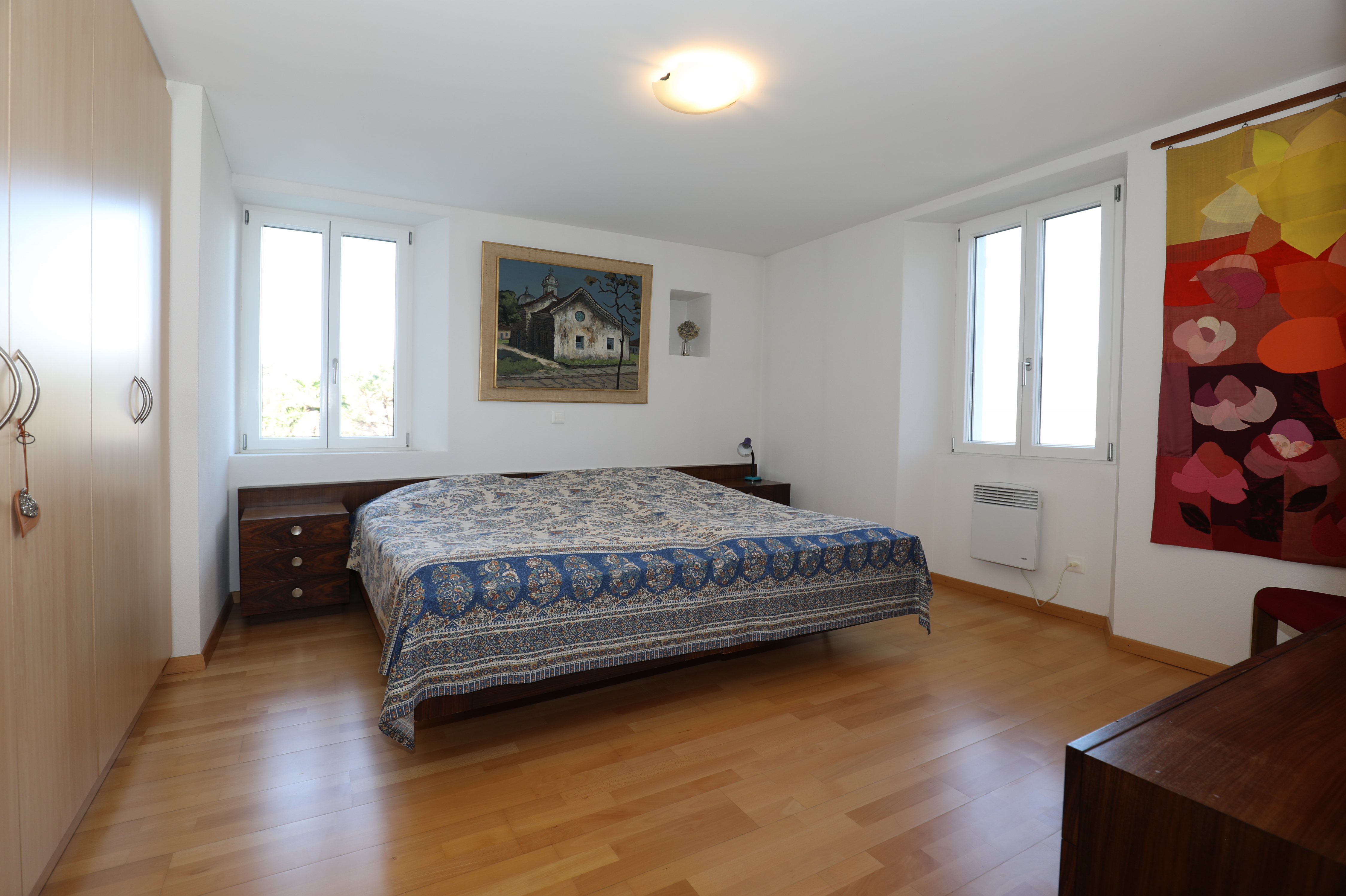Helles Schlafzimmer mit Doppelbett und Dachschrägen-Charakter