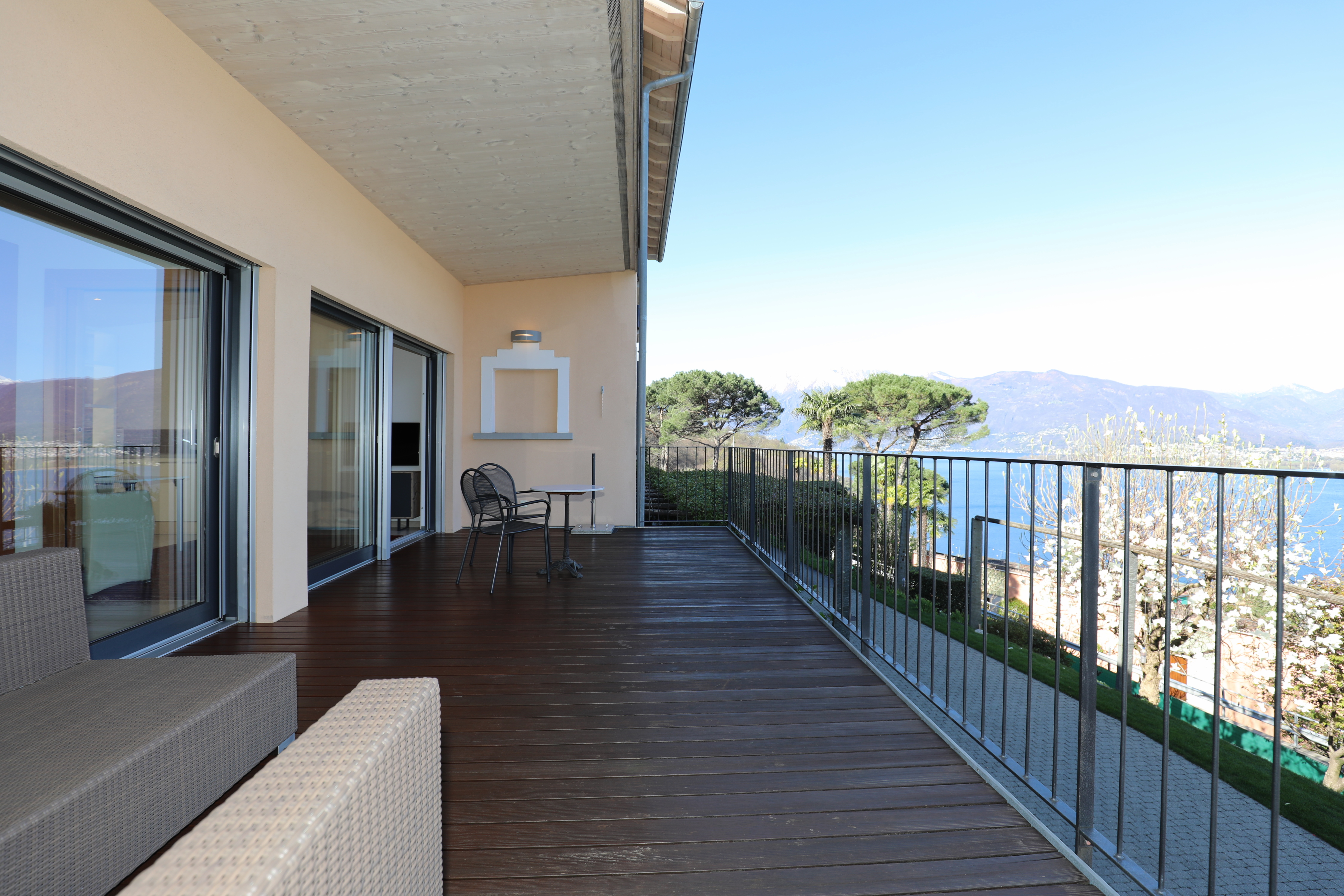Terrasse mit Berg- und Seeblick