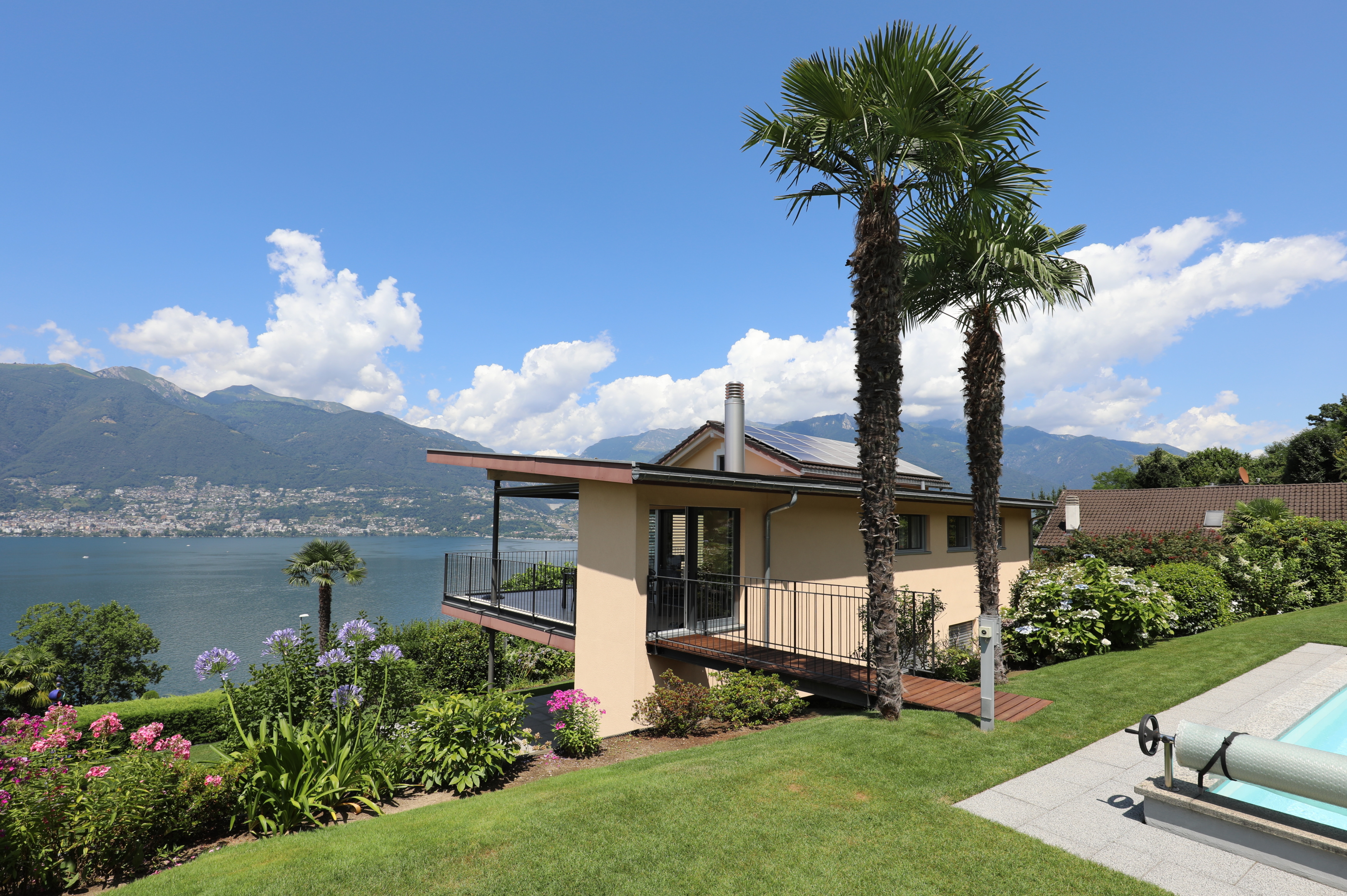 Villa mit Seeblick und Garten