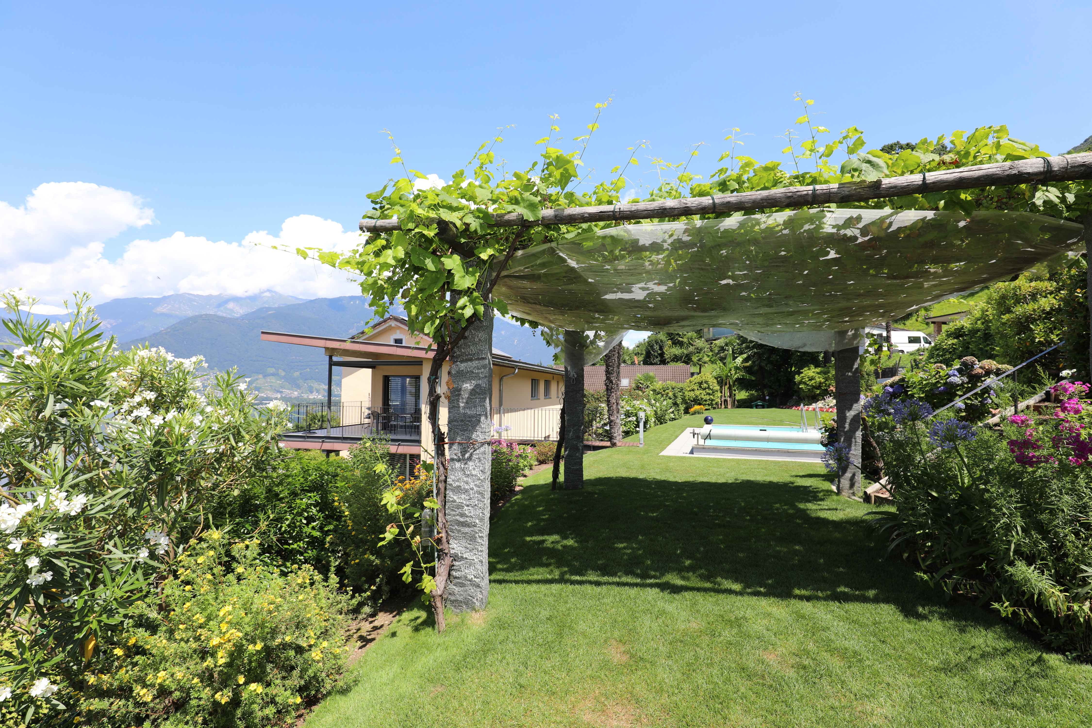 Garten mit Pool und Pergola