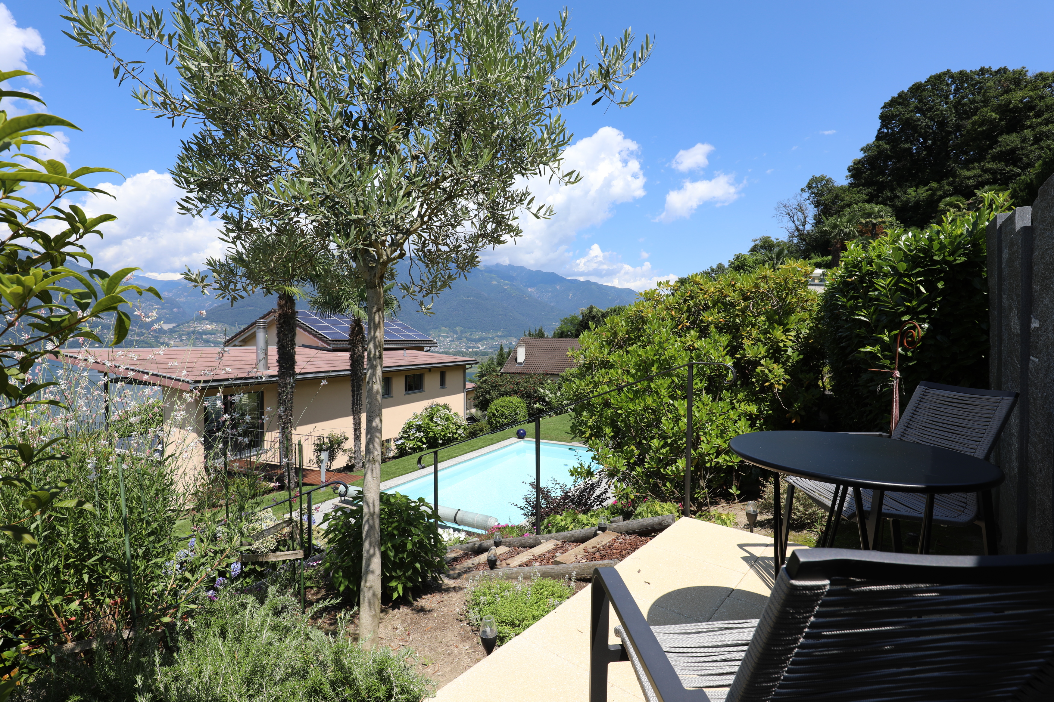 Garten mit Pool und Bergblick