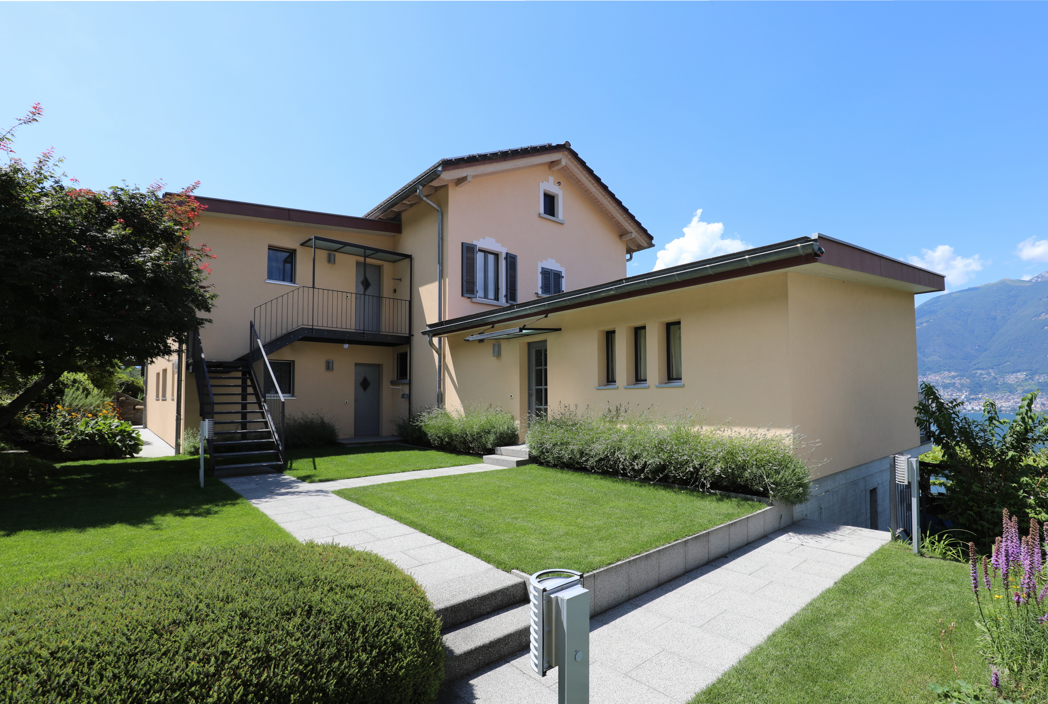 Moderne Villa mit Hanglage und Garten