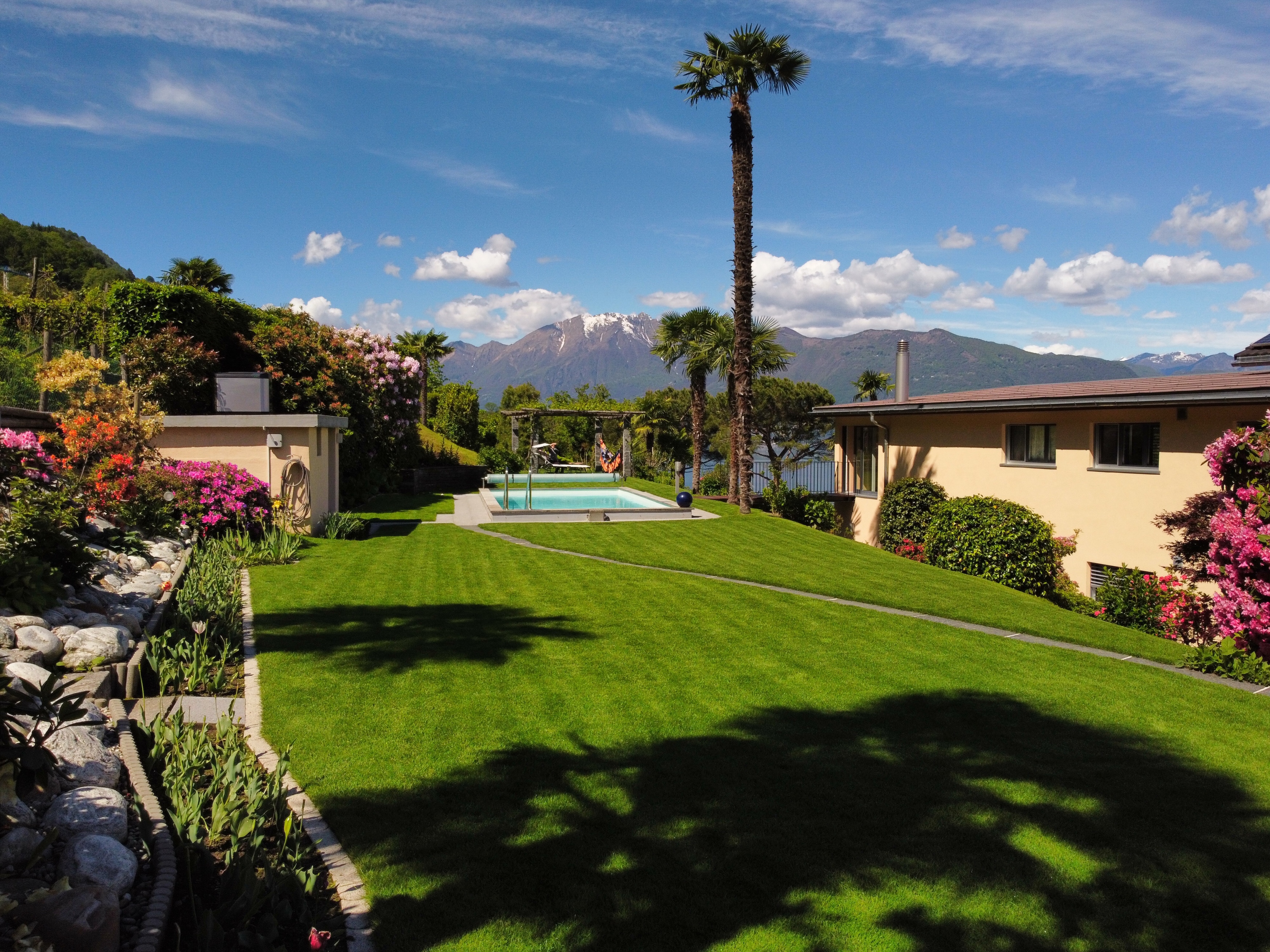 Garten mit Pool und Bergblick