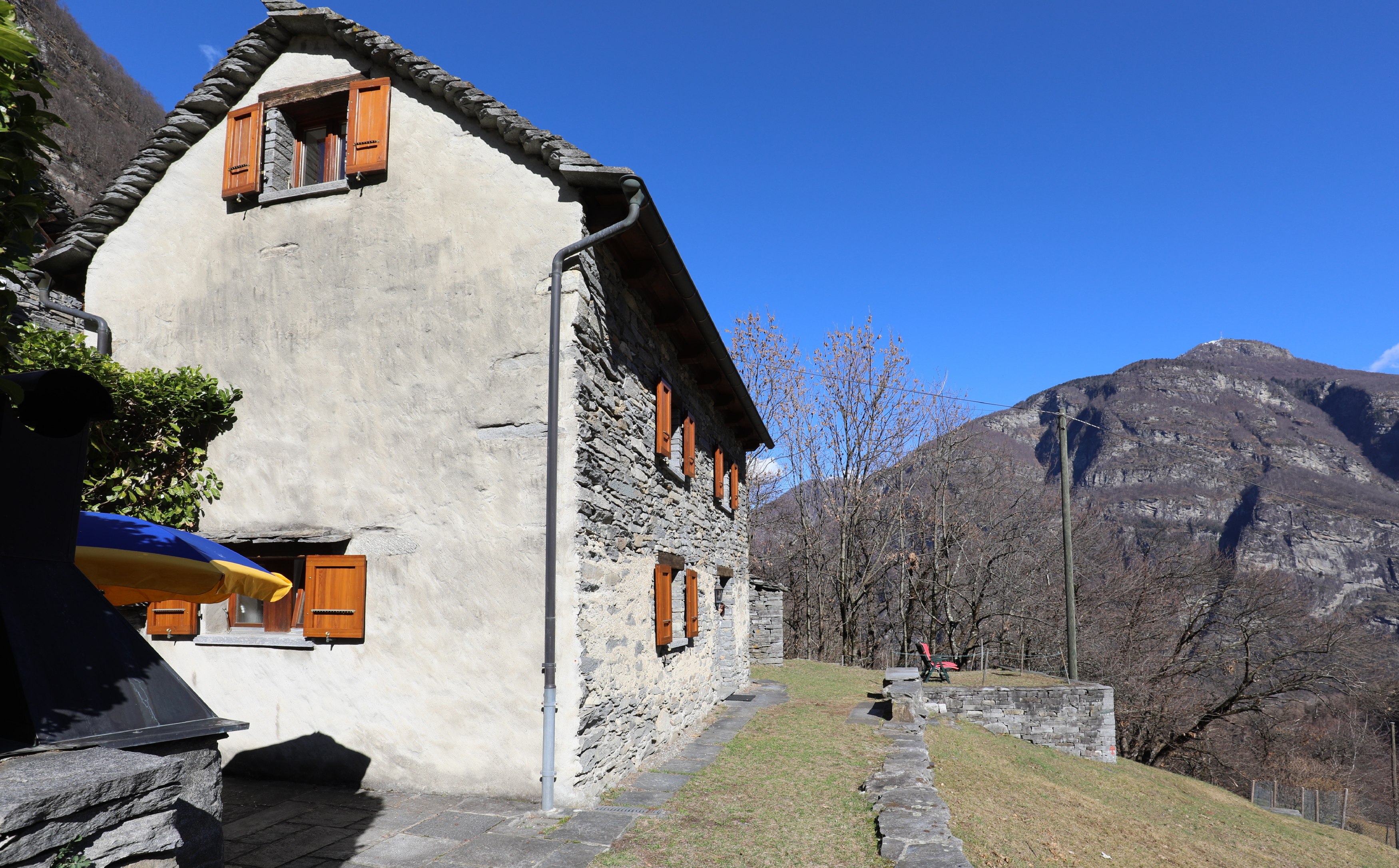 Alpines Steinhaus mit Bergblick