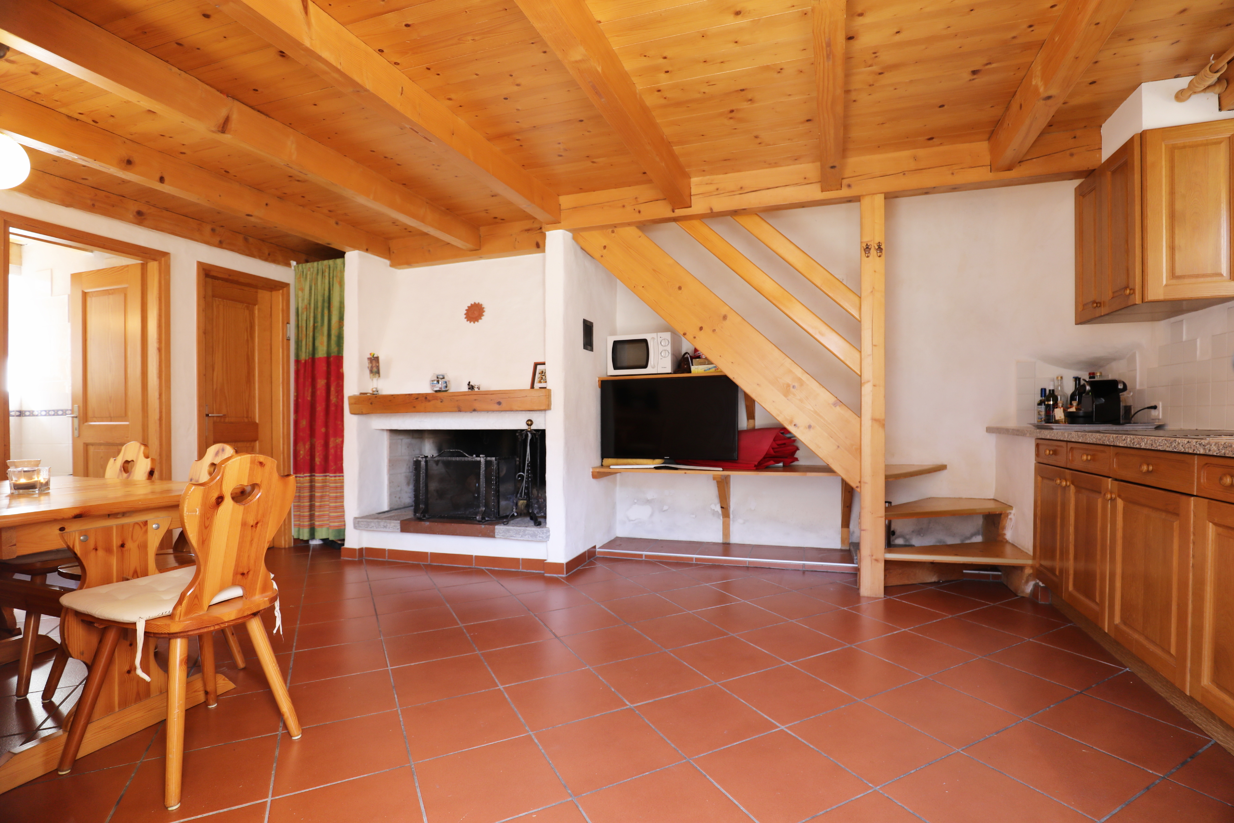 Gemütlicher Wohnbereich mit Küche und Kamin