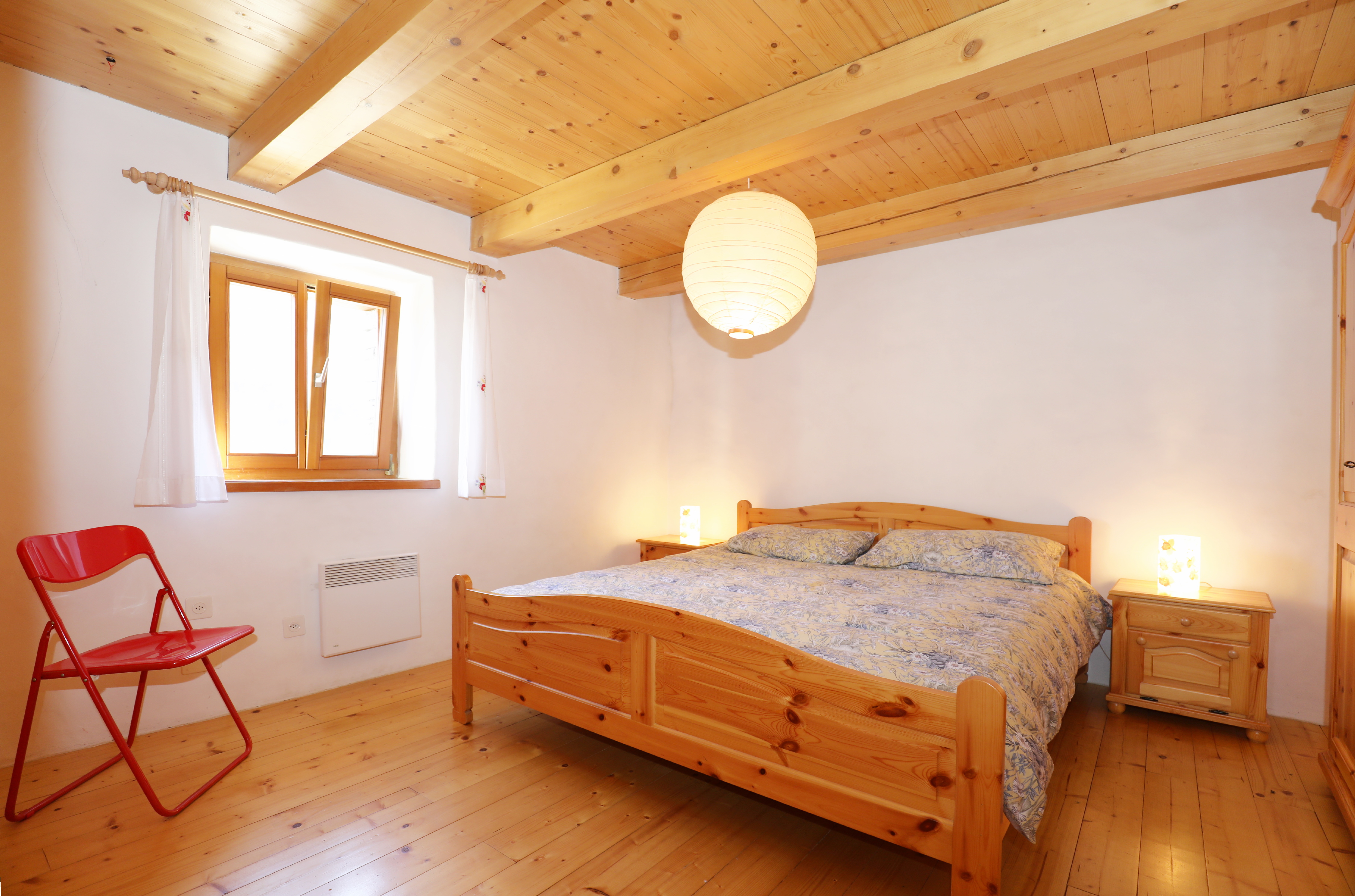 Gemütliches Schlafzimmer mit Holzausstattung