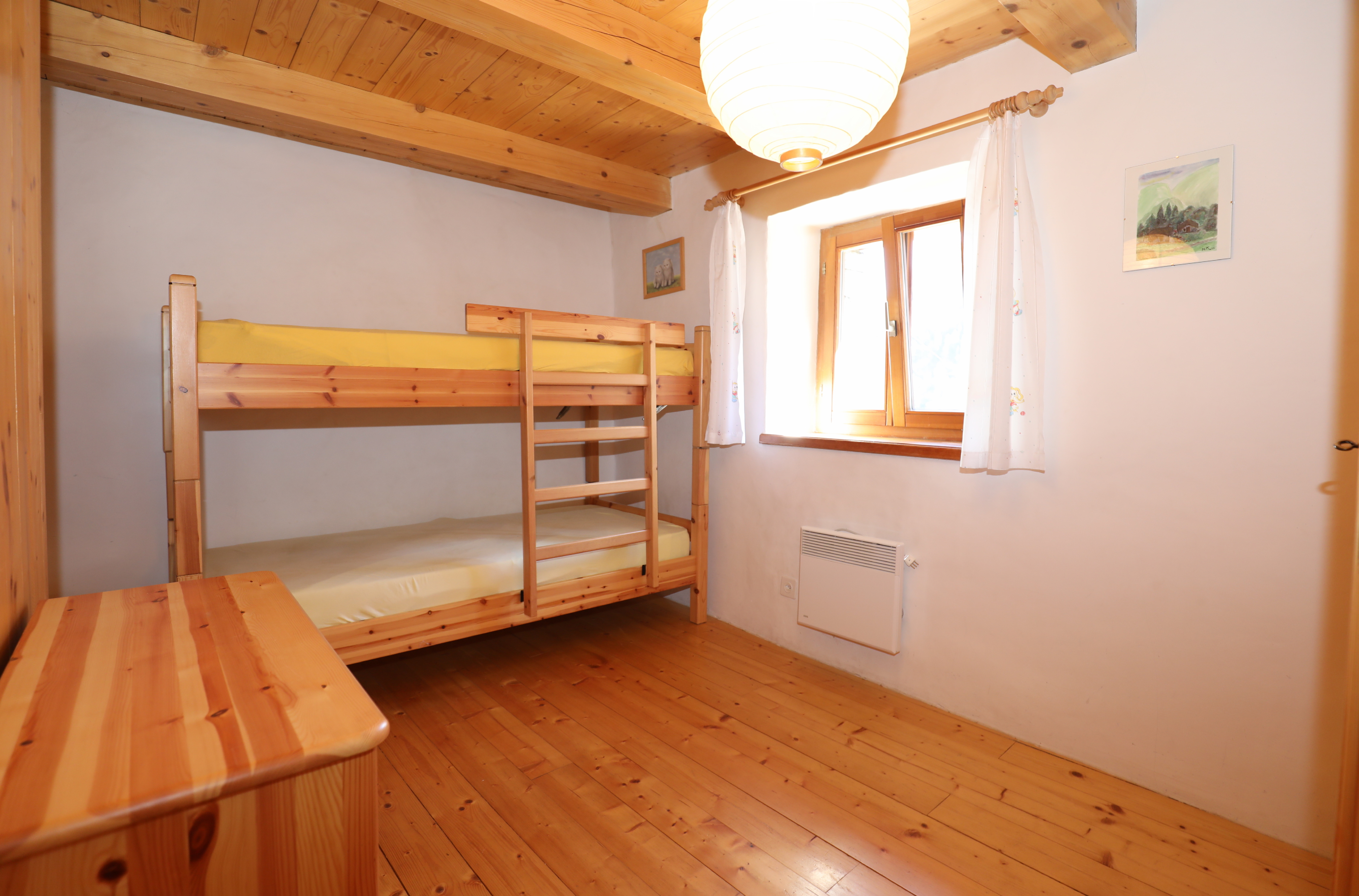 Holzvertäfeltes Schlafzimmer mit Hochbett