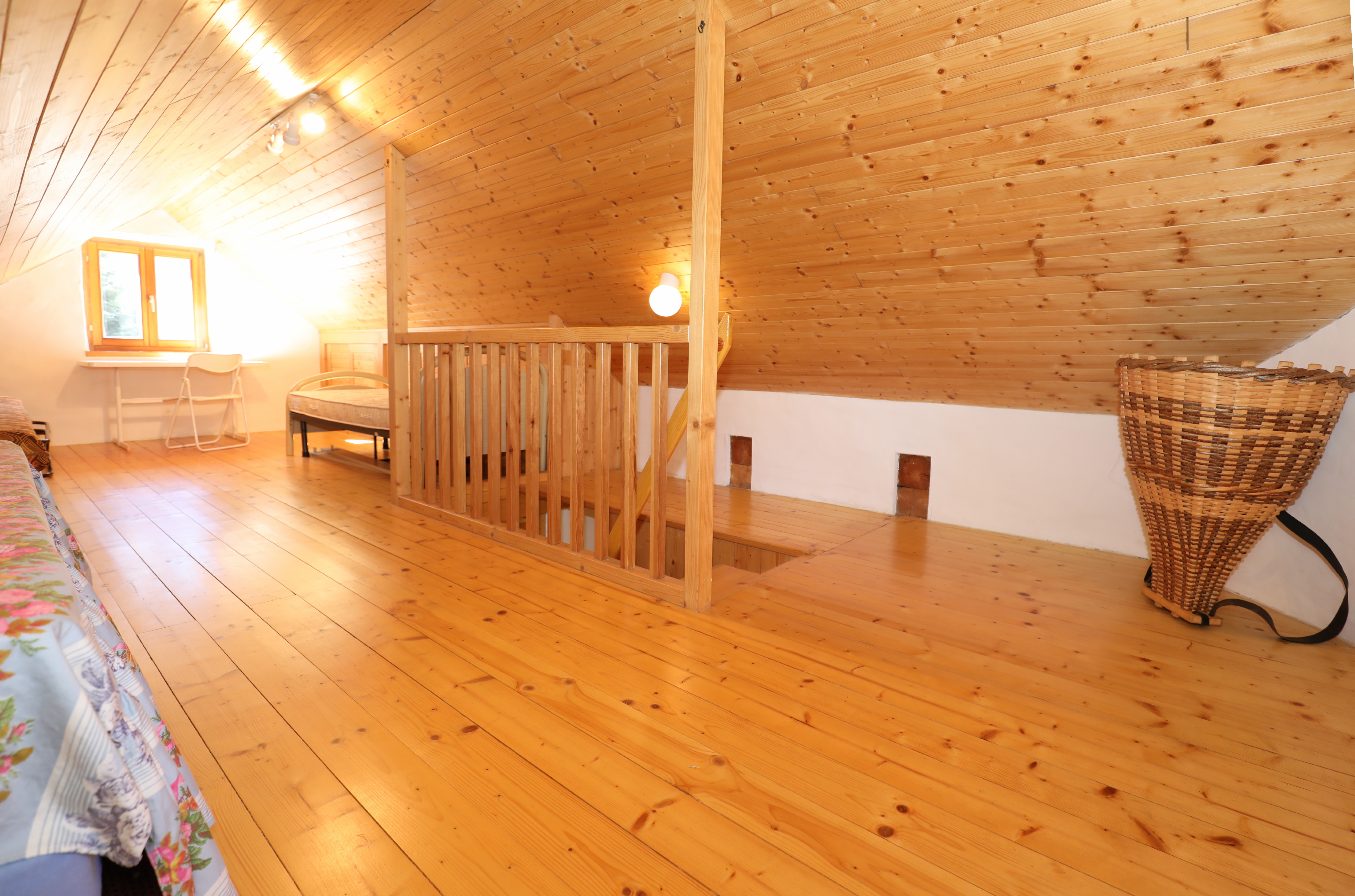 Helles Dachgeschoss mit Holzverkleidung