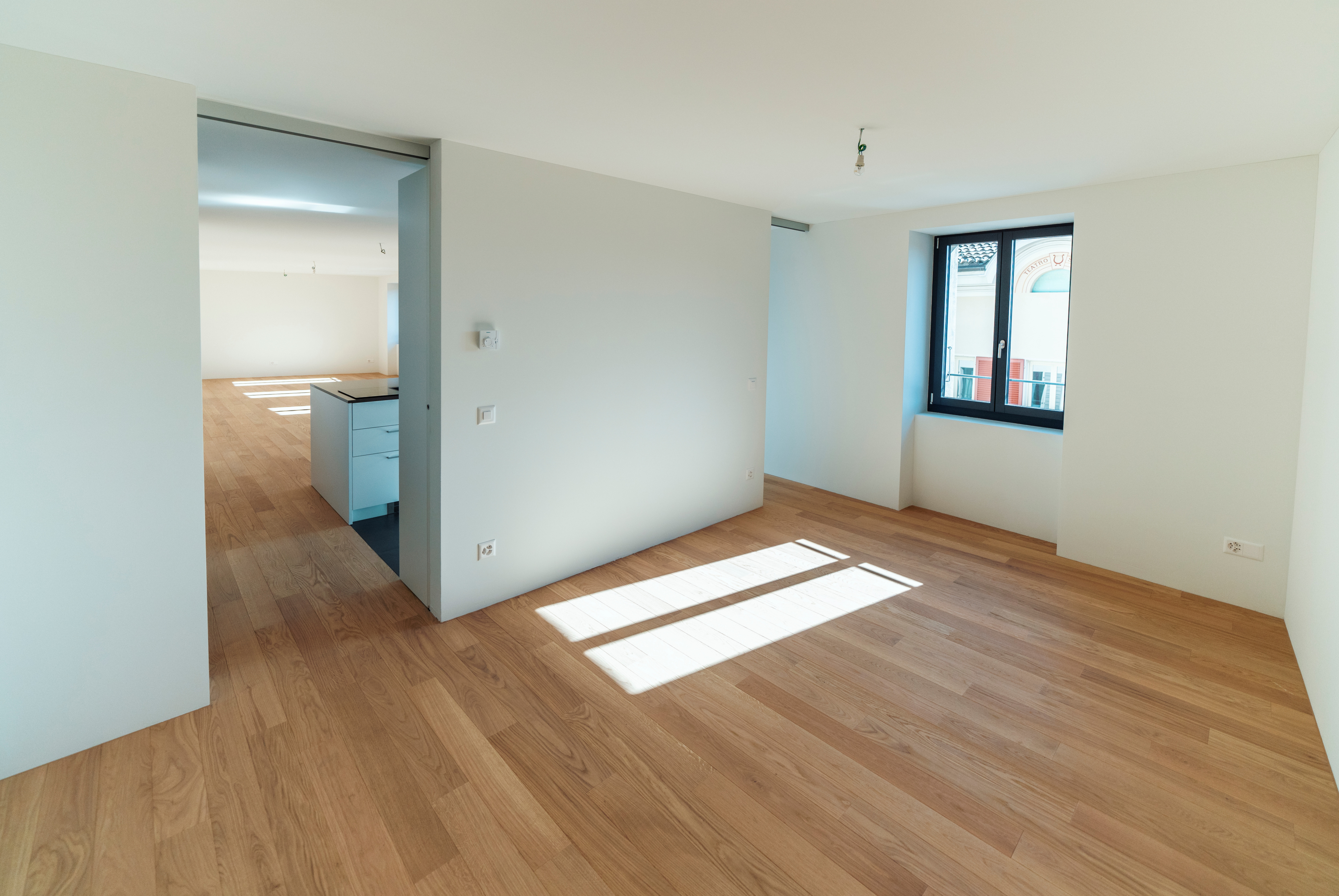 Heller, leerer Wohnraum mit Holzboden