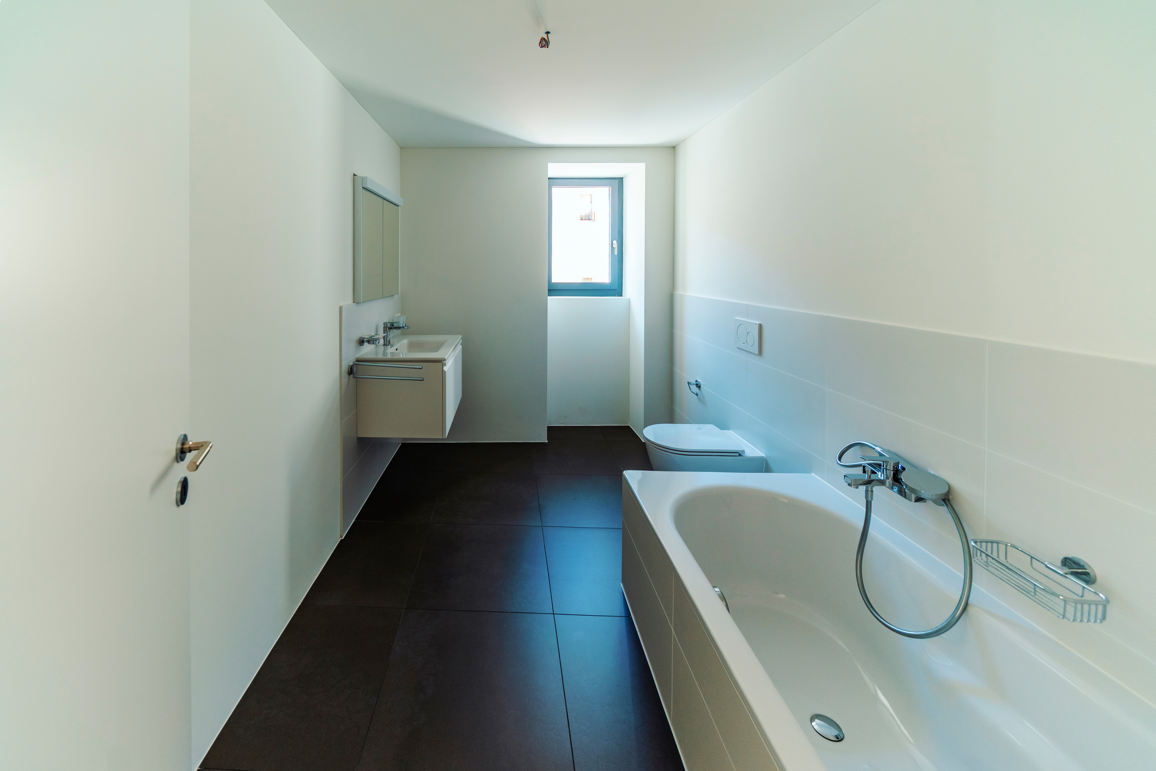 Modernes Badezimmer mit Badewanne und WC