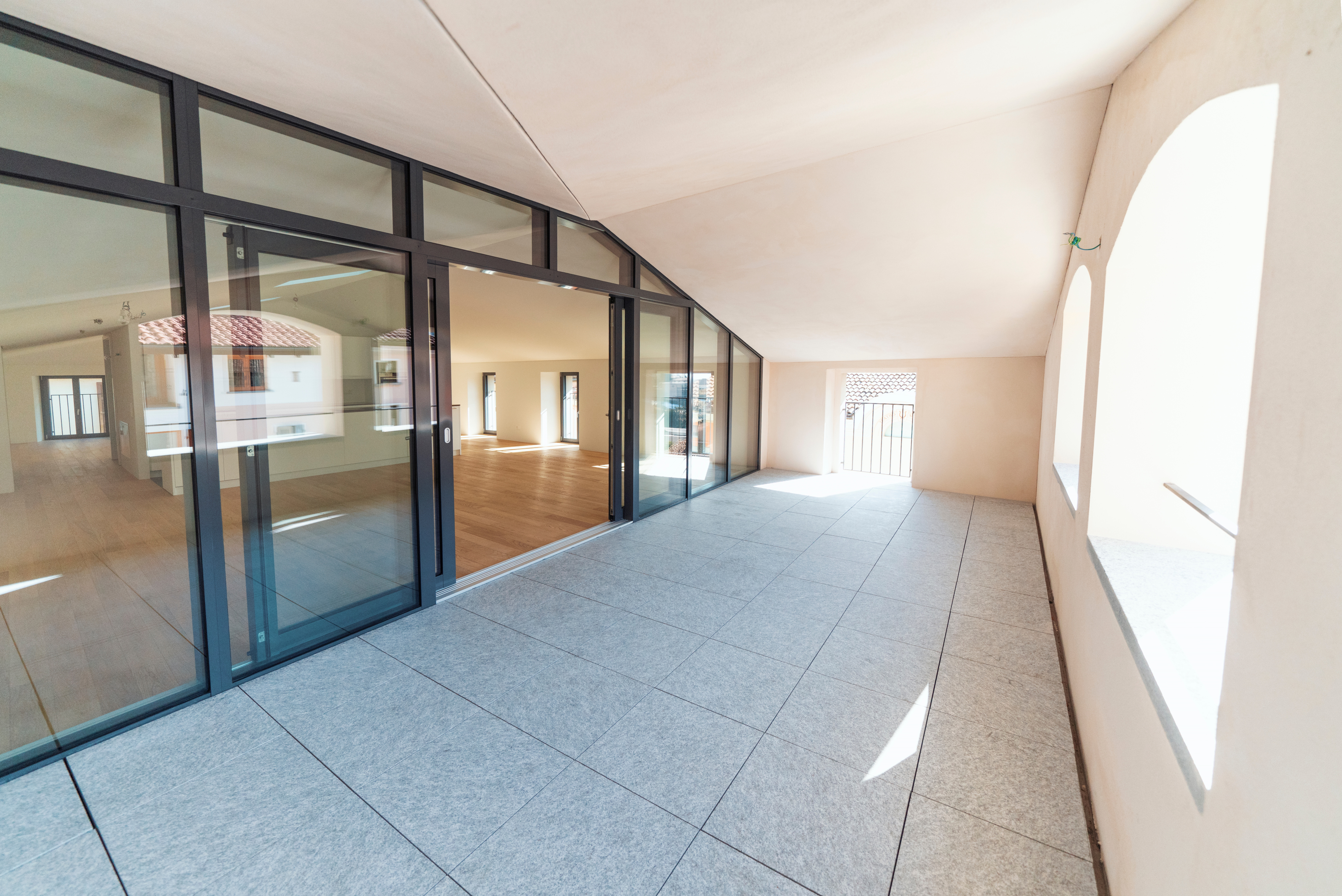 Große überdachte Terrasse mit Glasfront