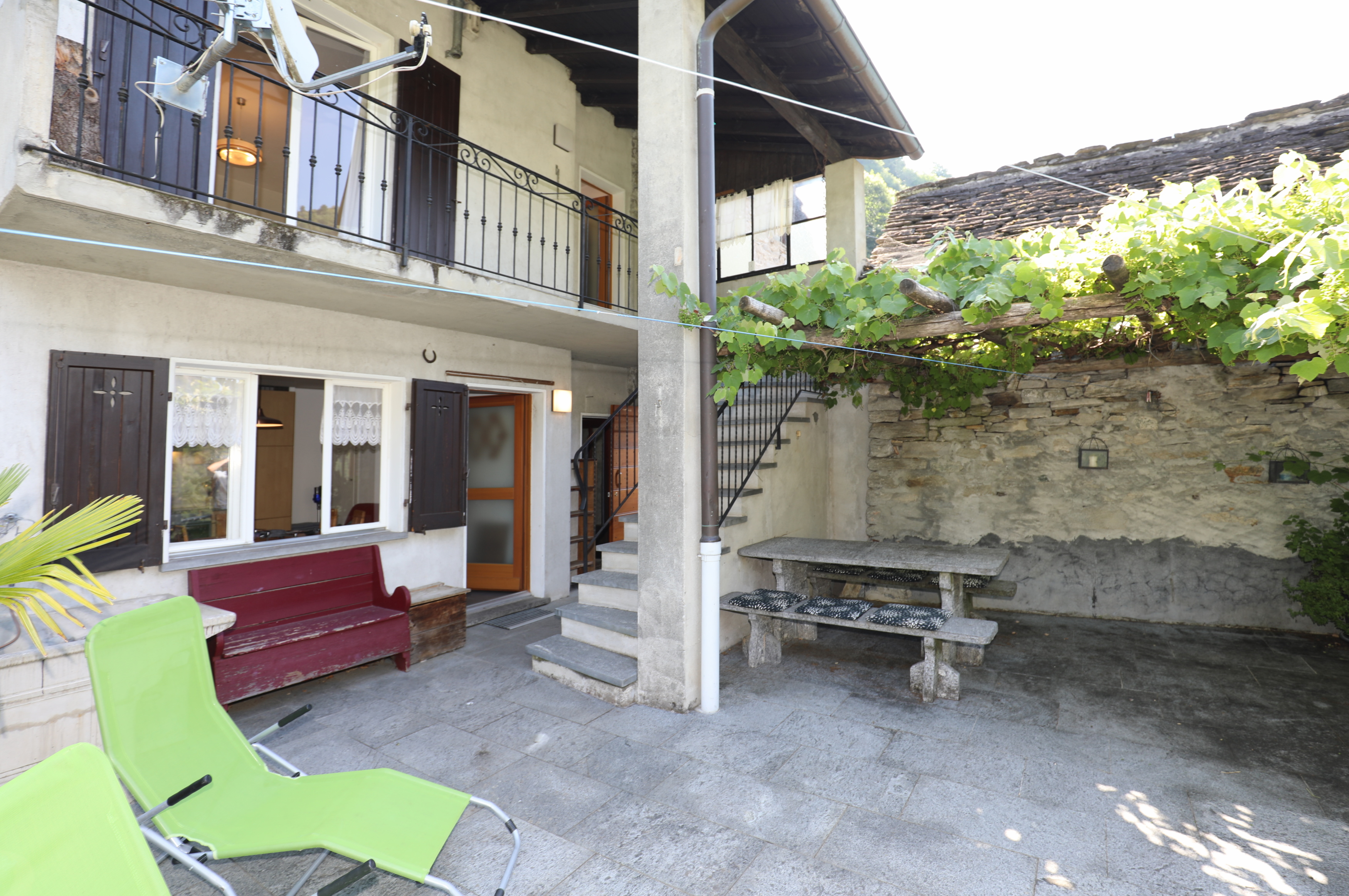 Innenhof mit Sitzbereich und Balkon