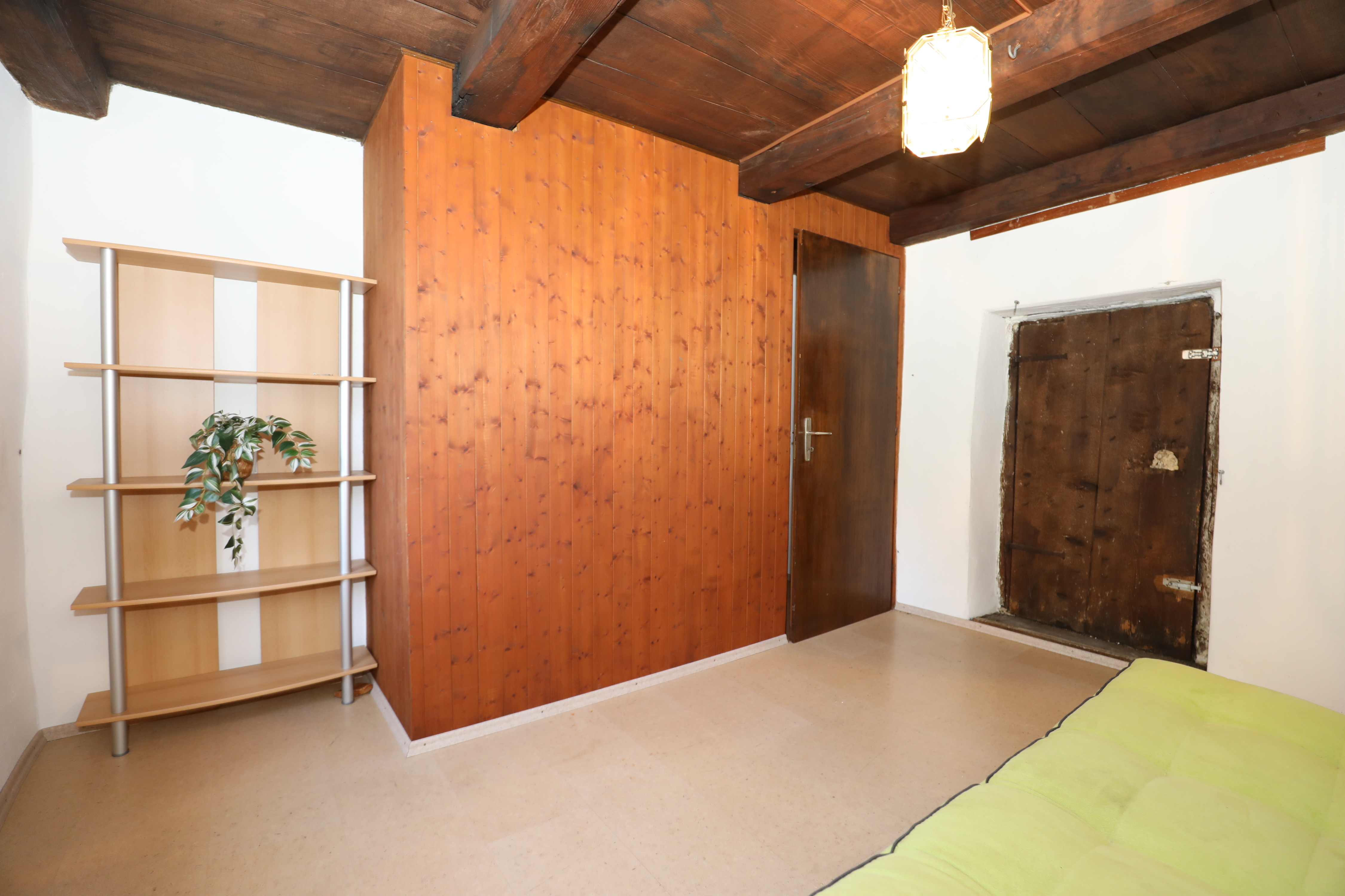 Rustikales Schlafzimmer mit Holzbalkendecke