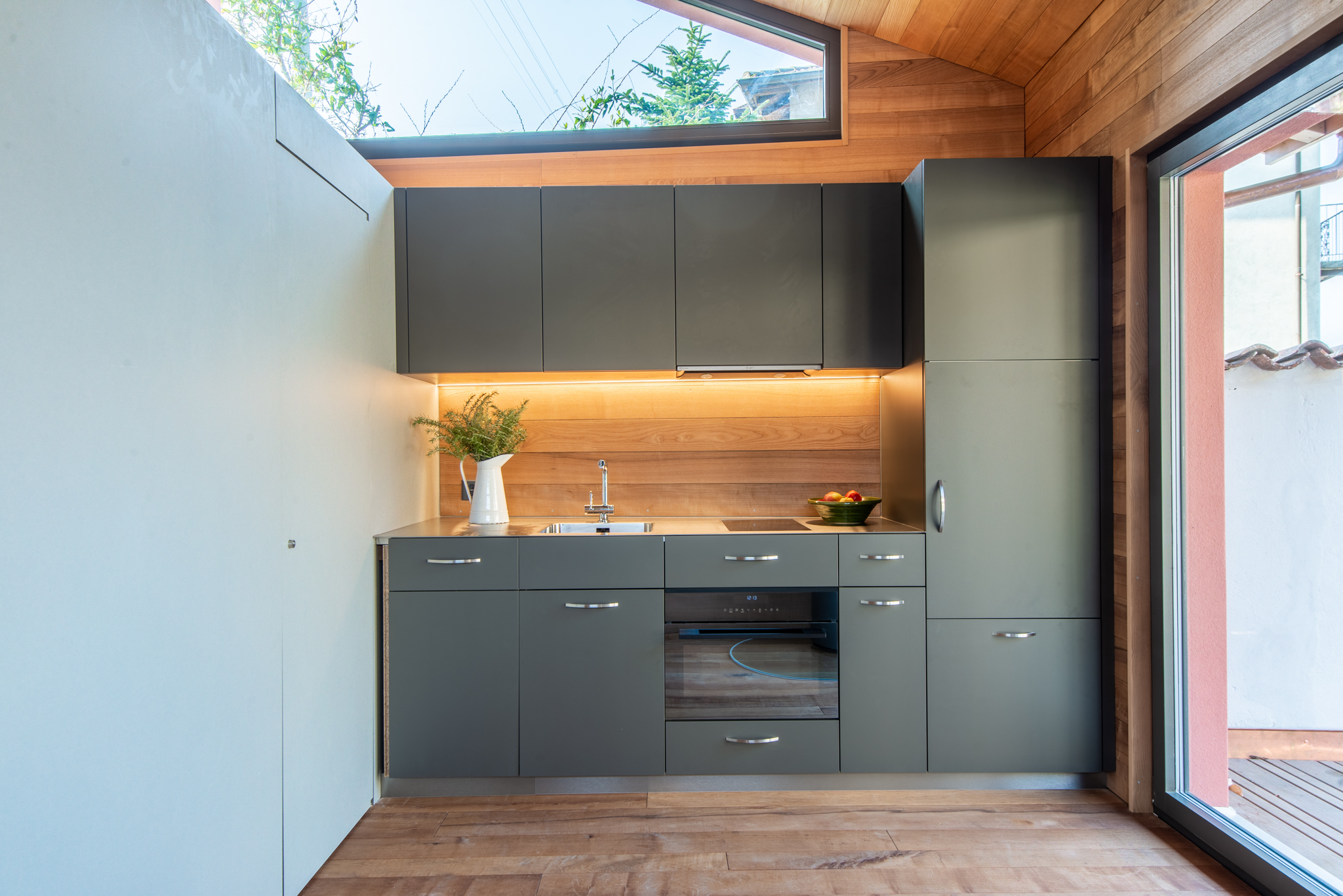 Moderne kompakte Küche mit Holz- und Anthrazitfronten