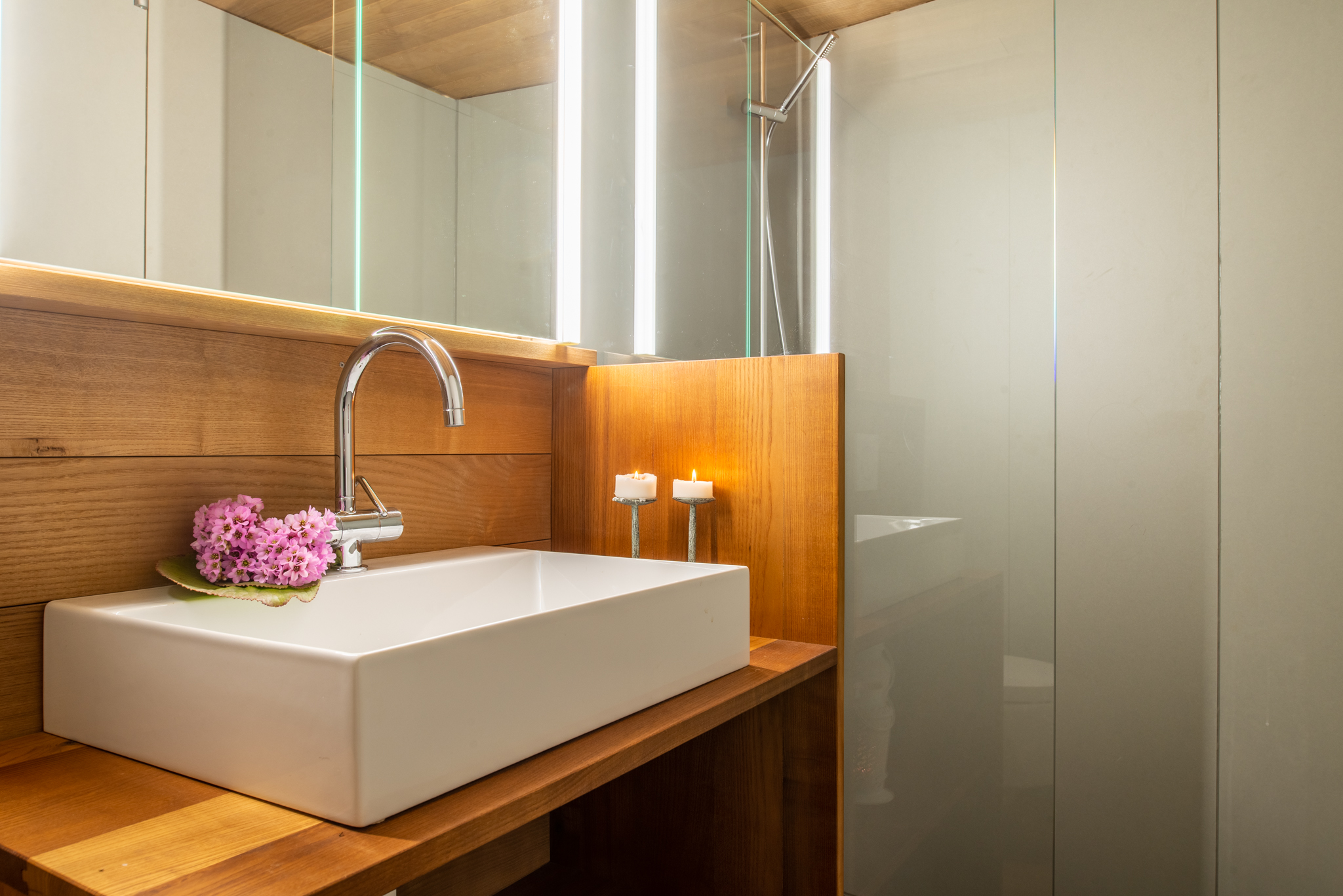 Modernes Badezimmer mit Holz und Glas