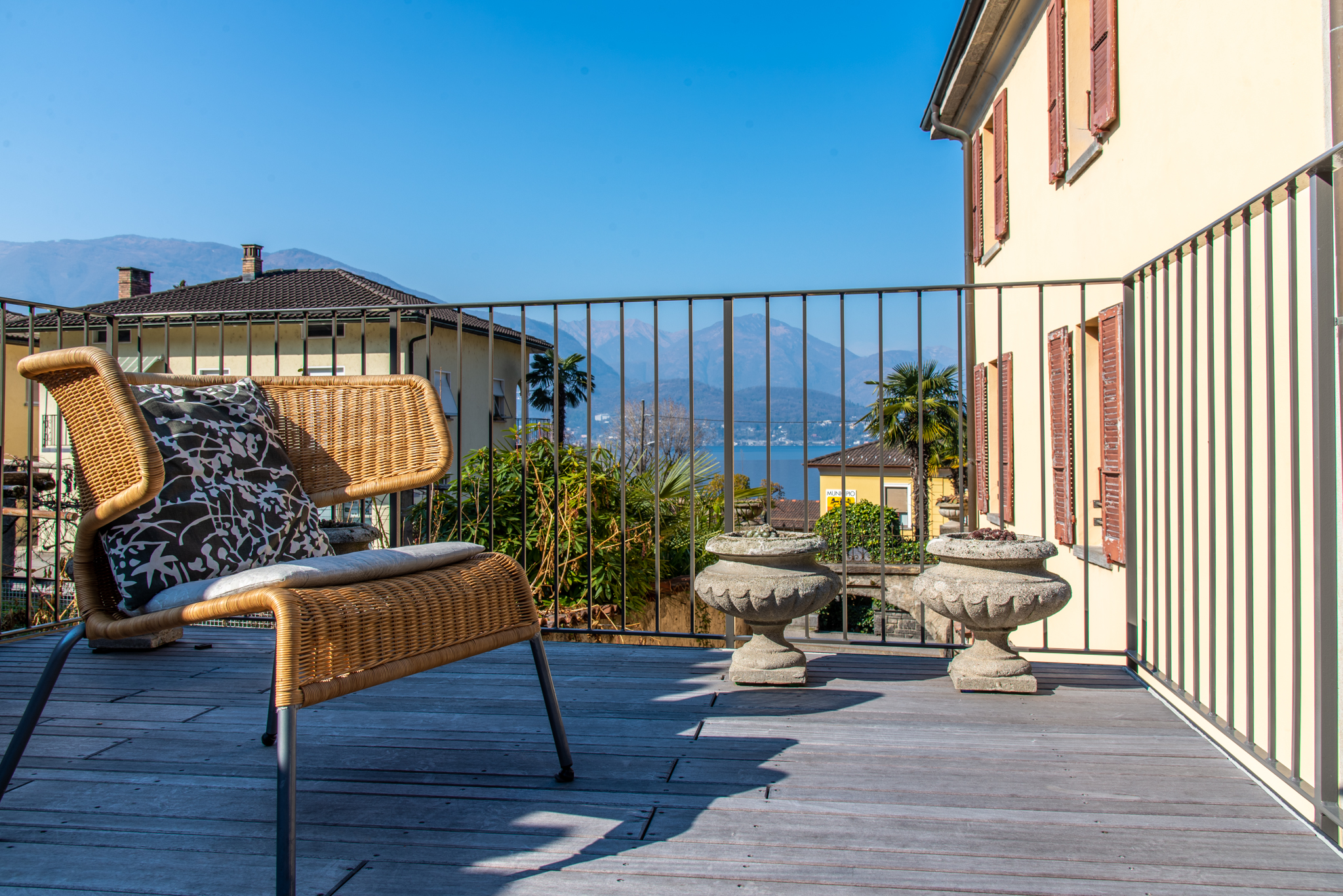 Balkon mit Seeblick und Bergpanorama