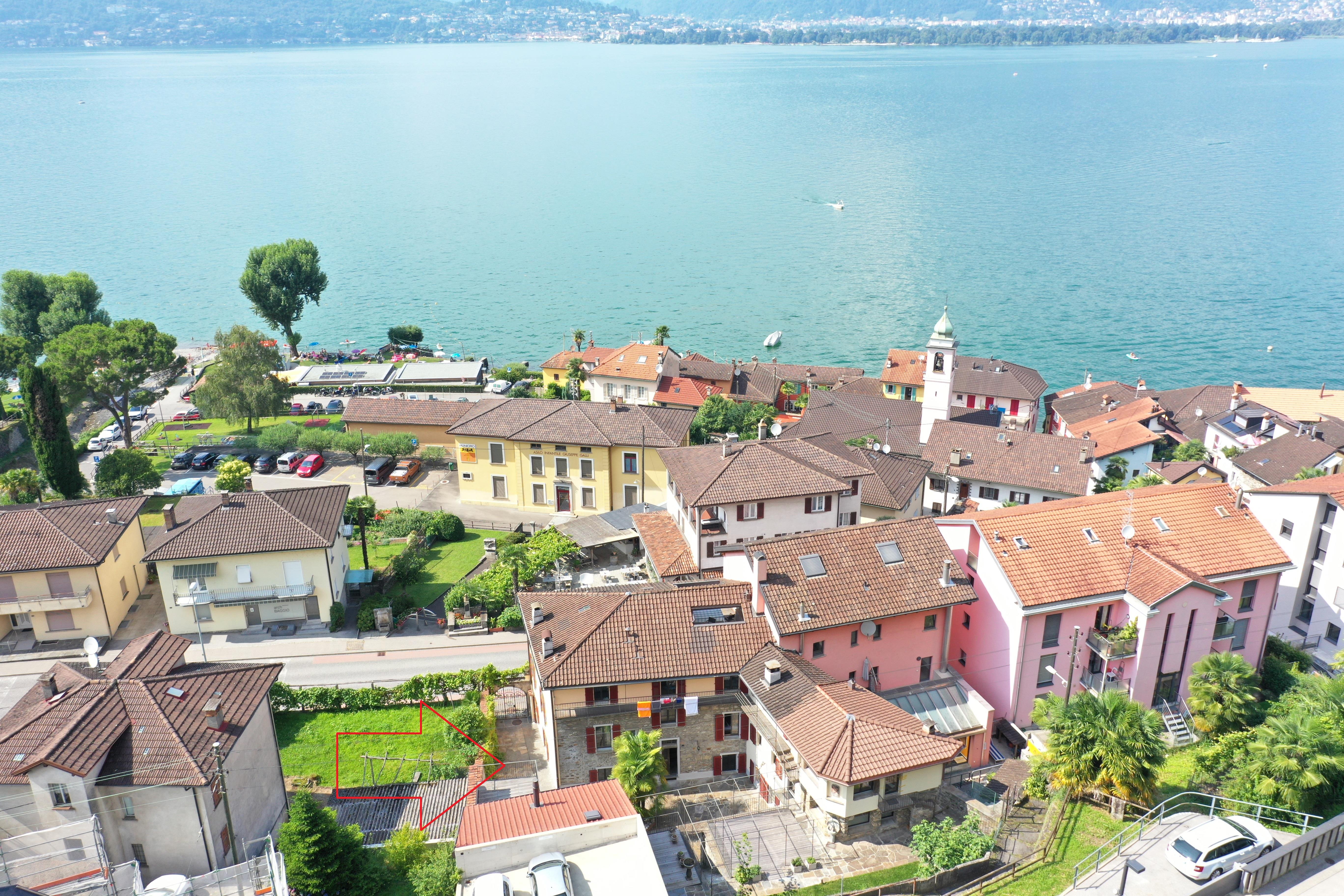Seeblick über ein dicht bebautes Uferdorf
