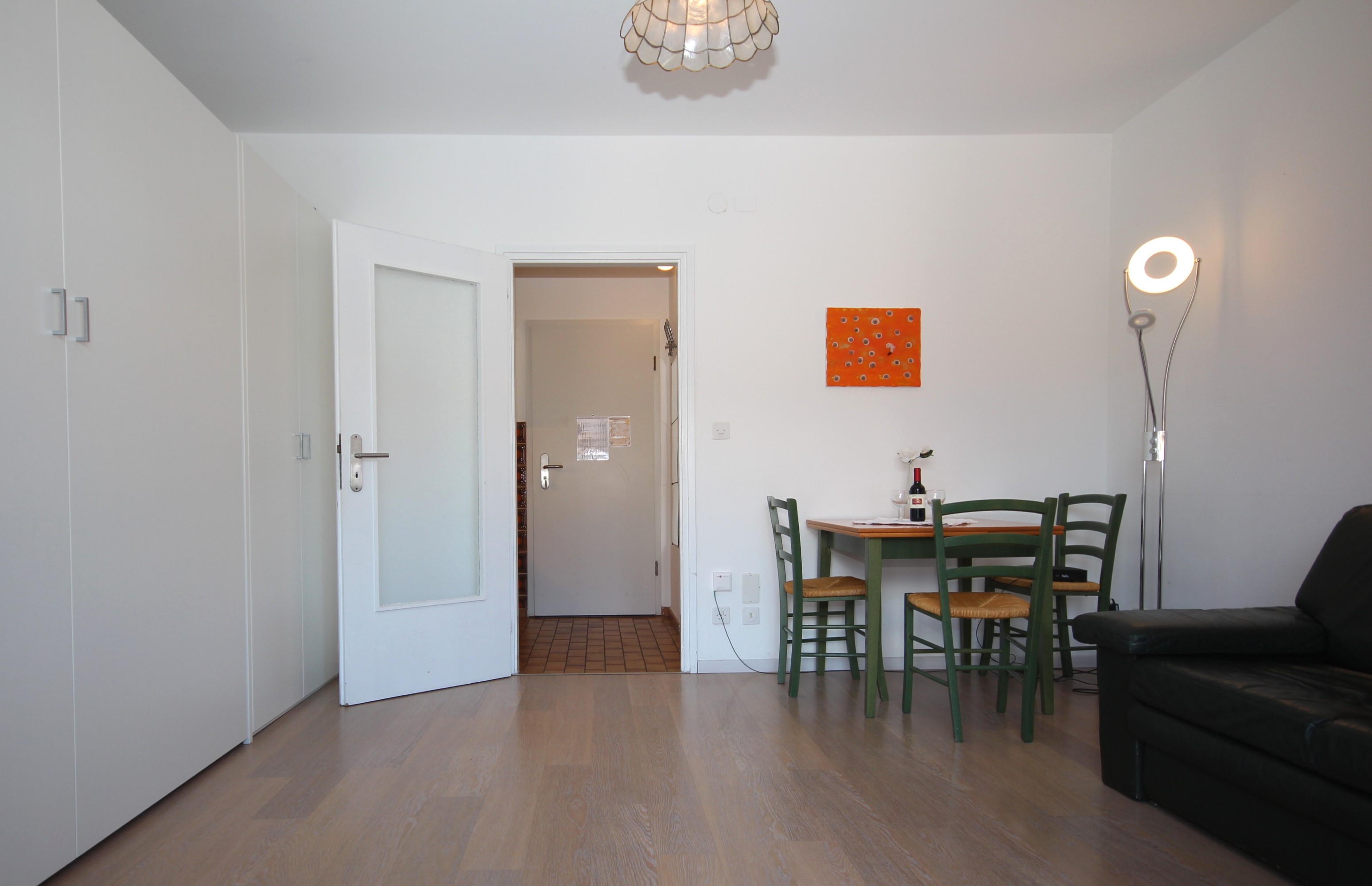 Helles Wohn- und Esszimmer mit offener Tür