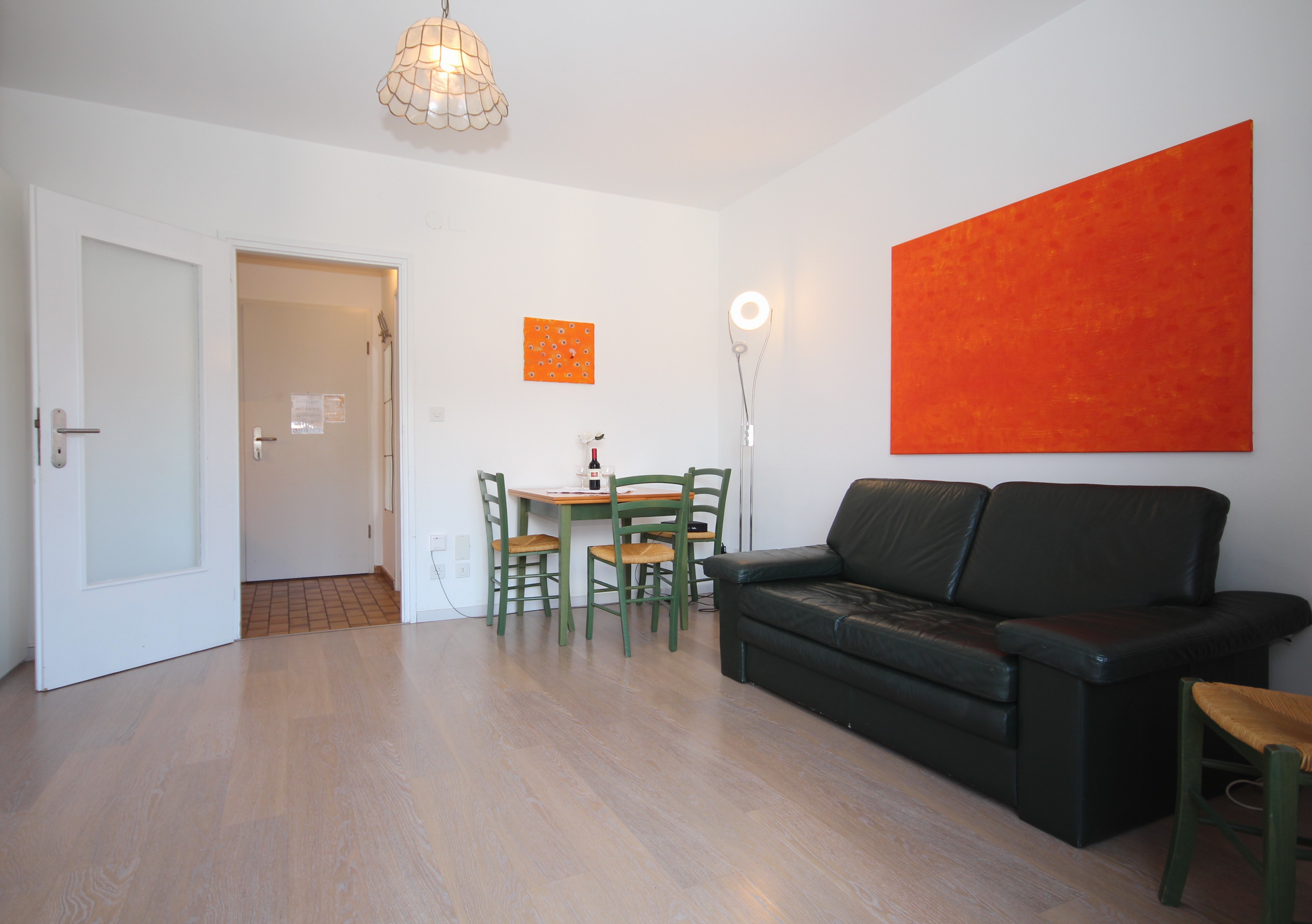 Helles Wohnzimmer mit Sitz- und Essbereich