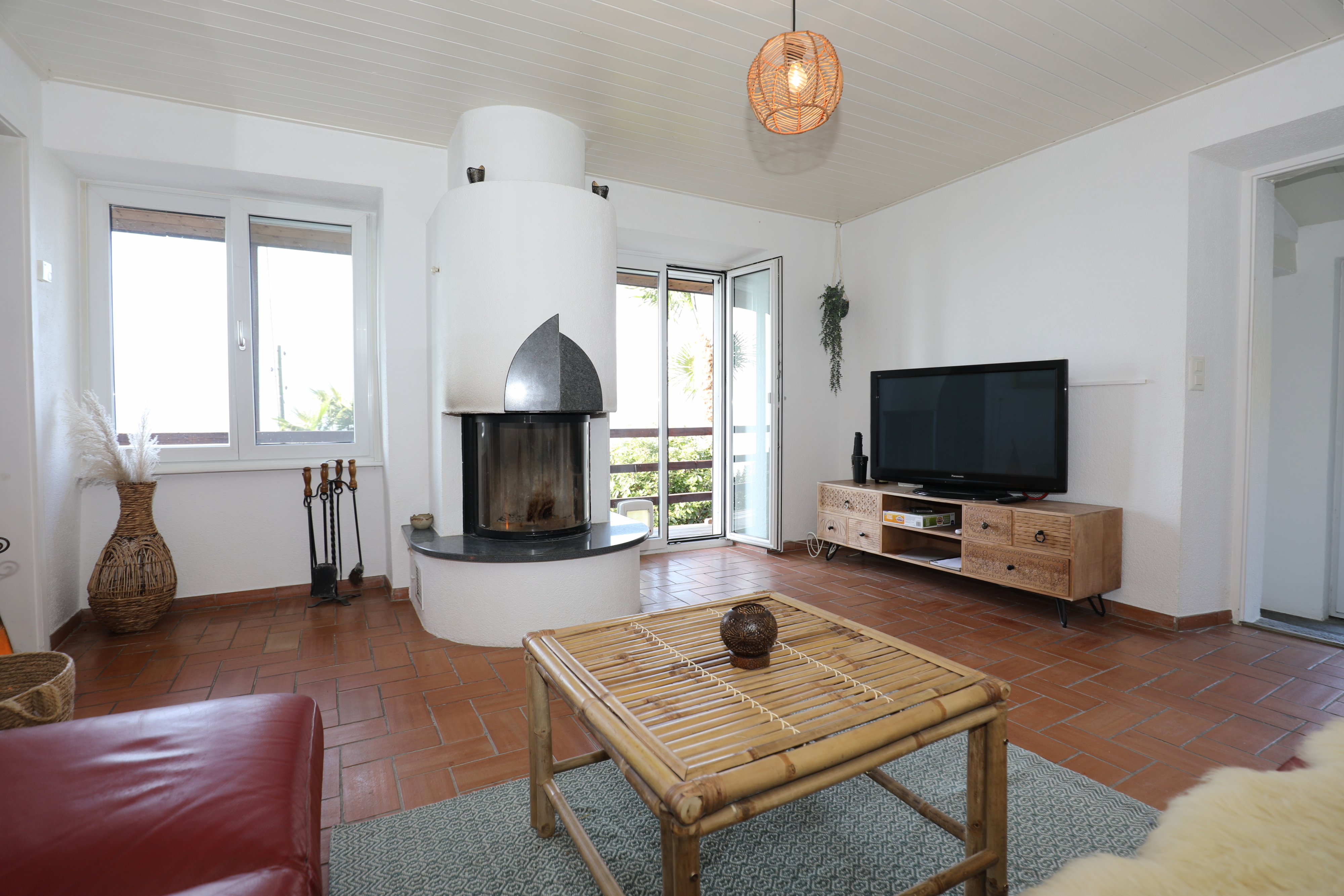 Gemütliches Wohnzimmer mit Kamin