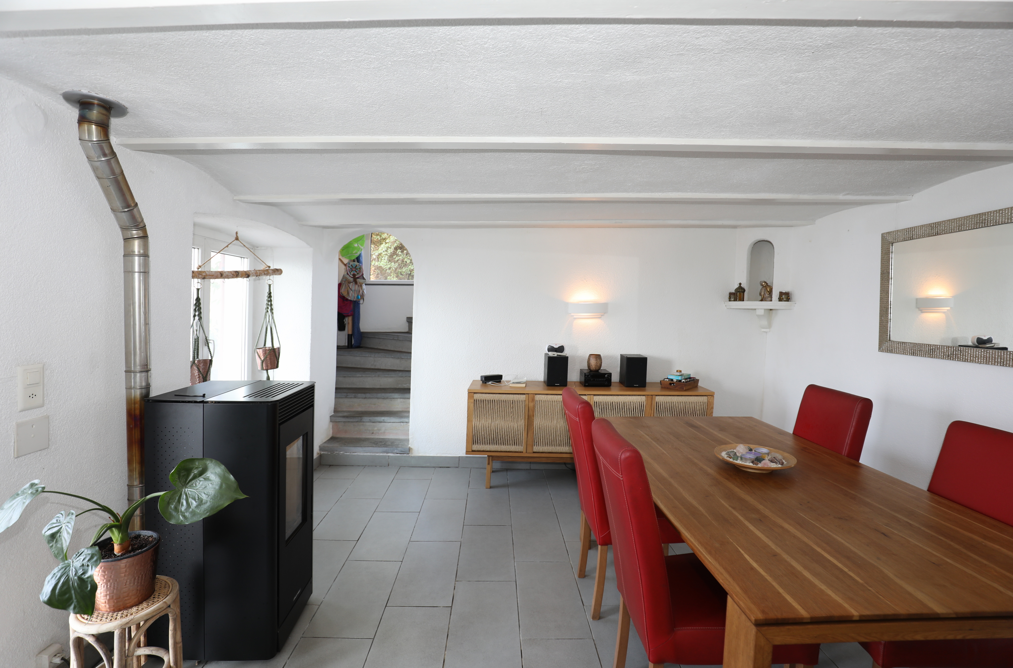 Esszimmer mit Ofen und Holztisch