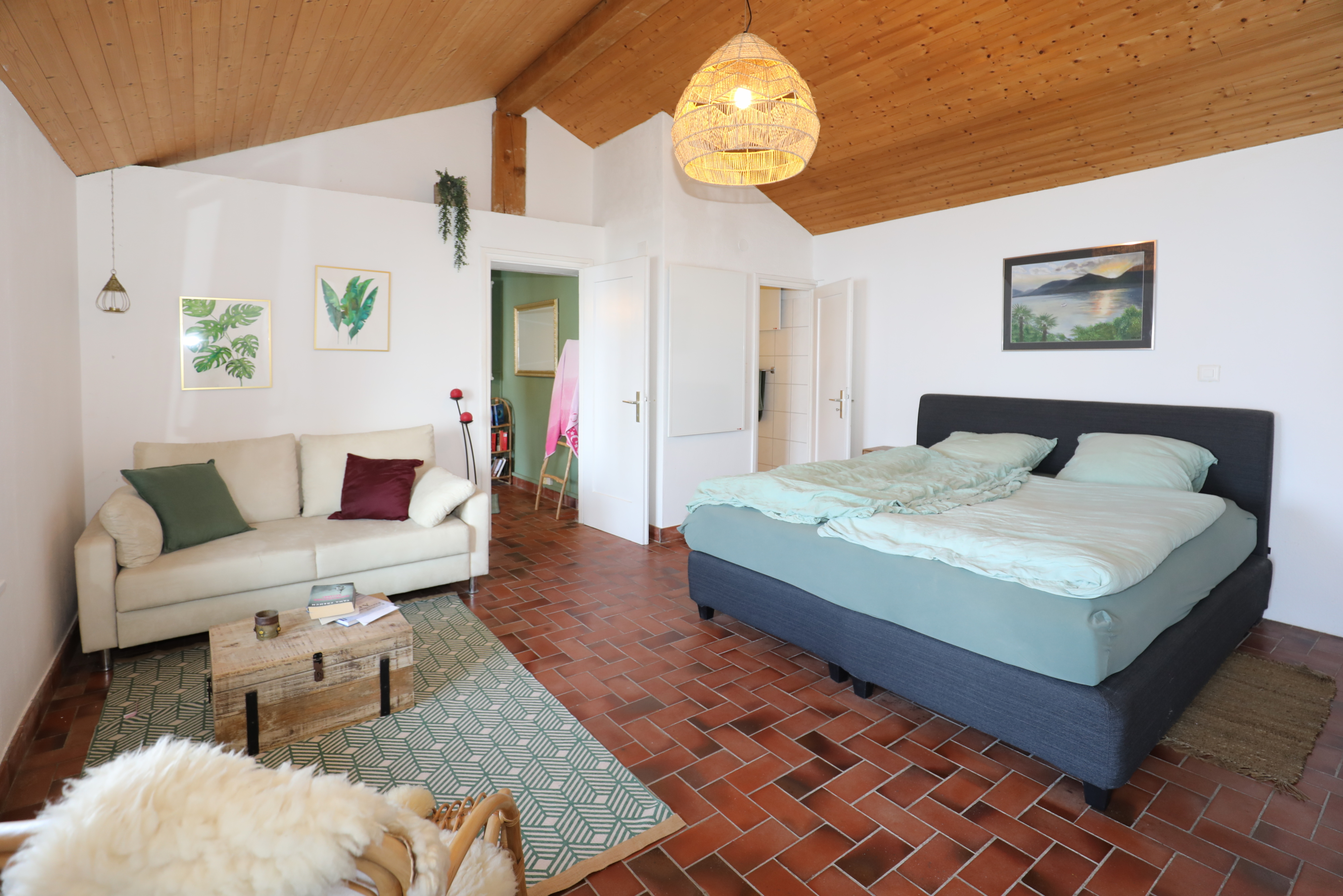 Gemütliches Schlafzimmer mit Sitzecke