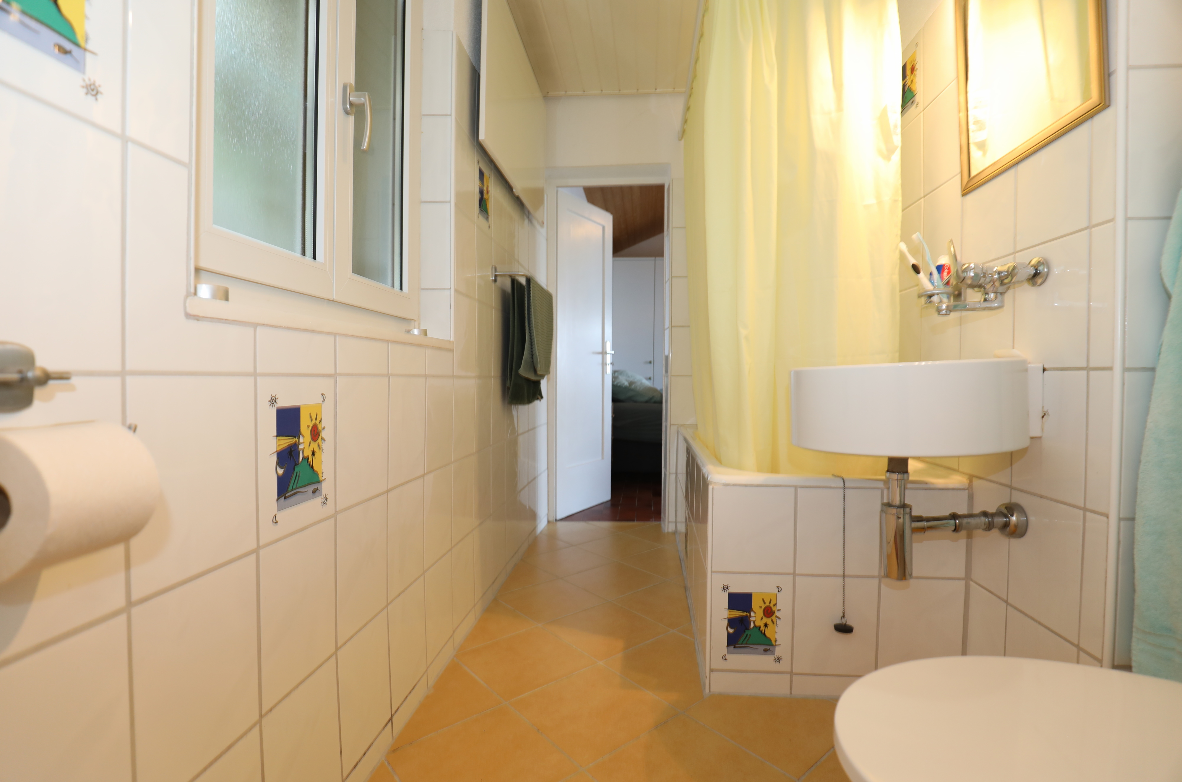Badezimmerflur mit Toilette und Dusche