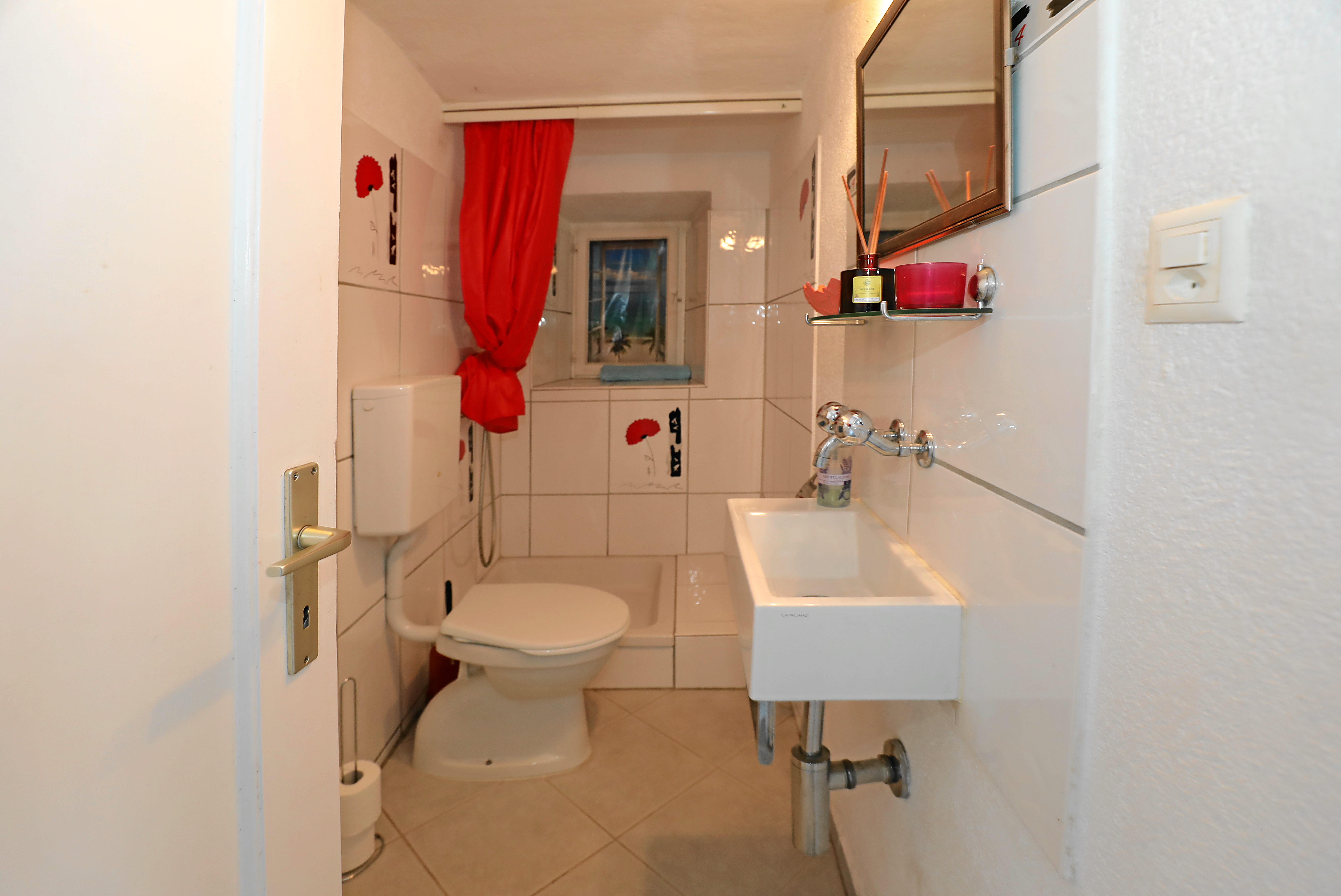 Kleines WC mit Dusche und Waschbecken