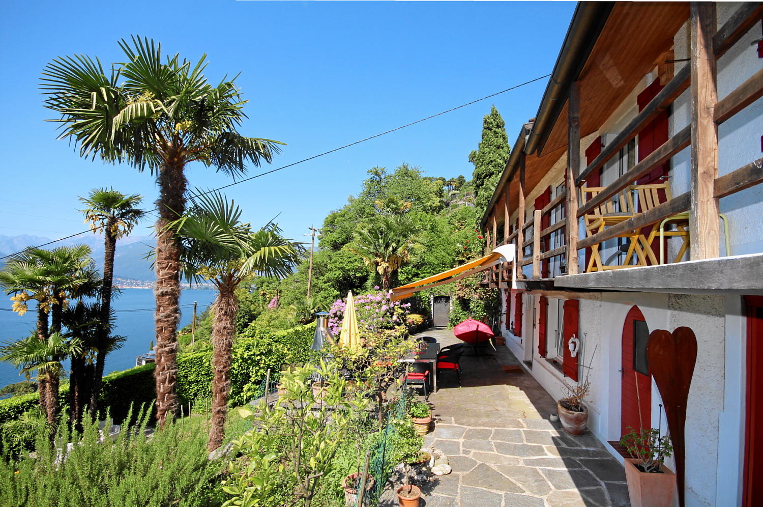 Seeterrasse mit Garten und mediterranem Haus